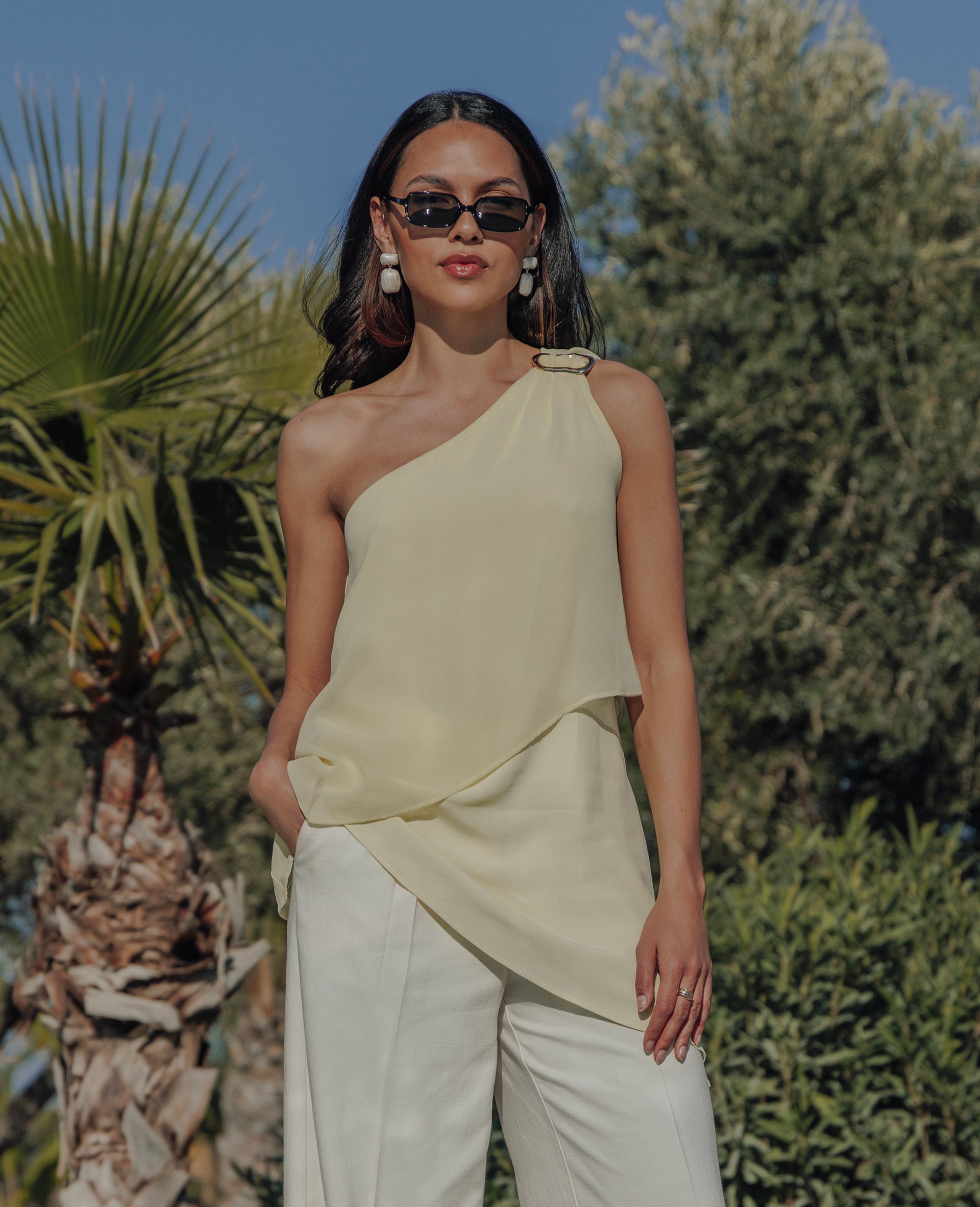 Top asymétrique one shoulder avec boucle