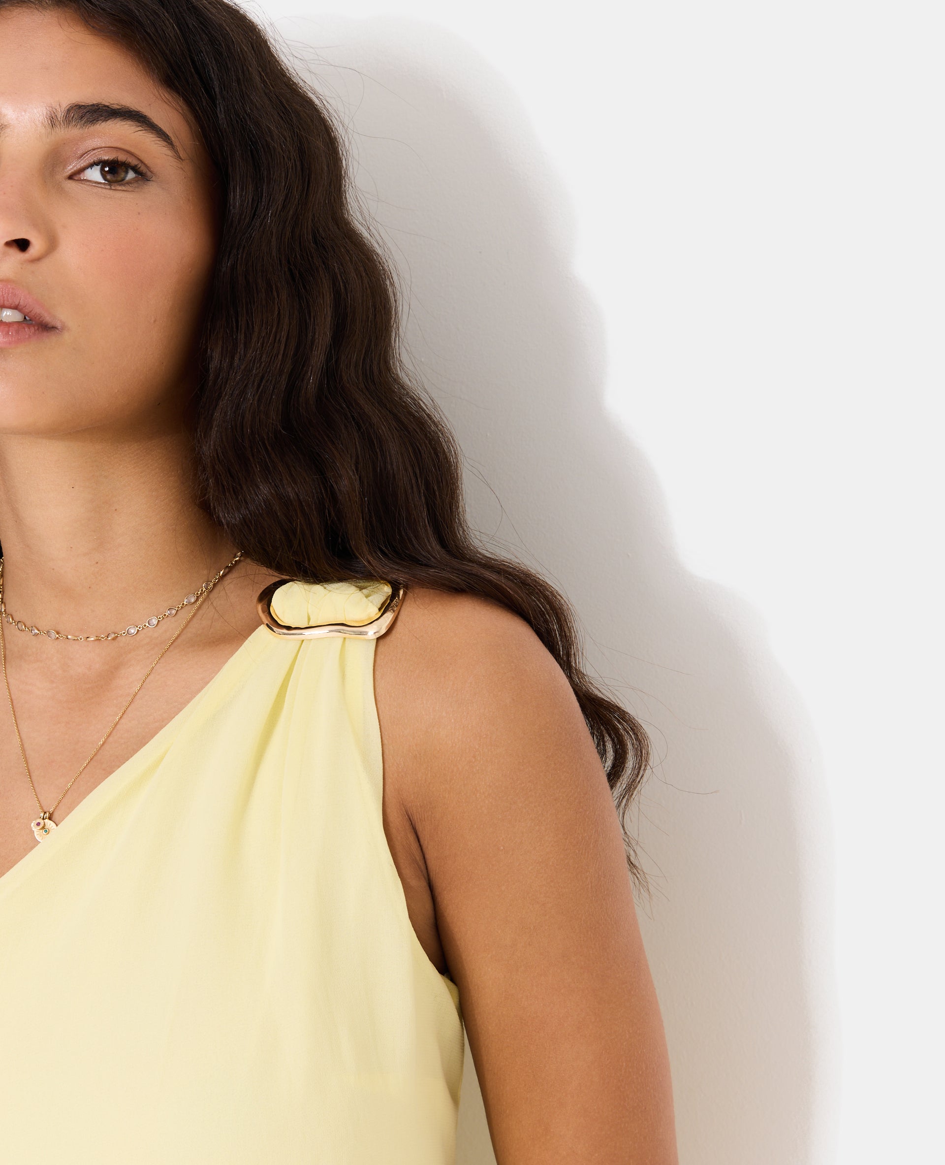 Top asymétrique one shoulder avec boucle