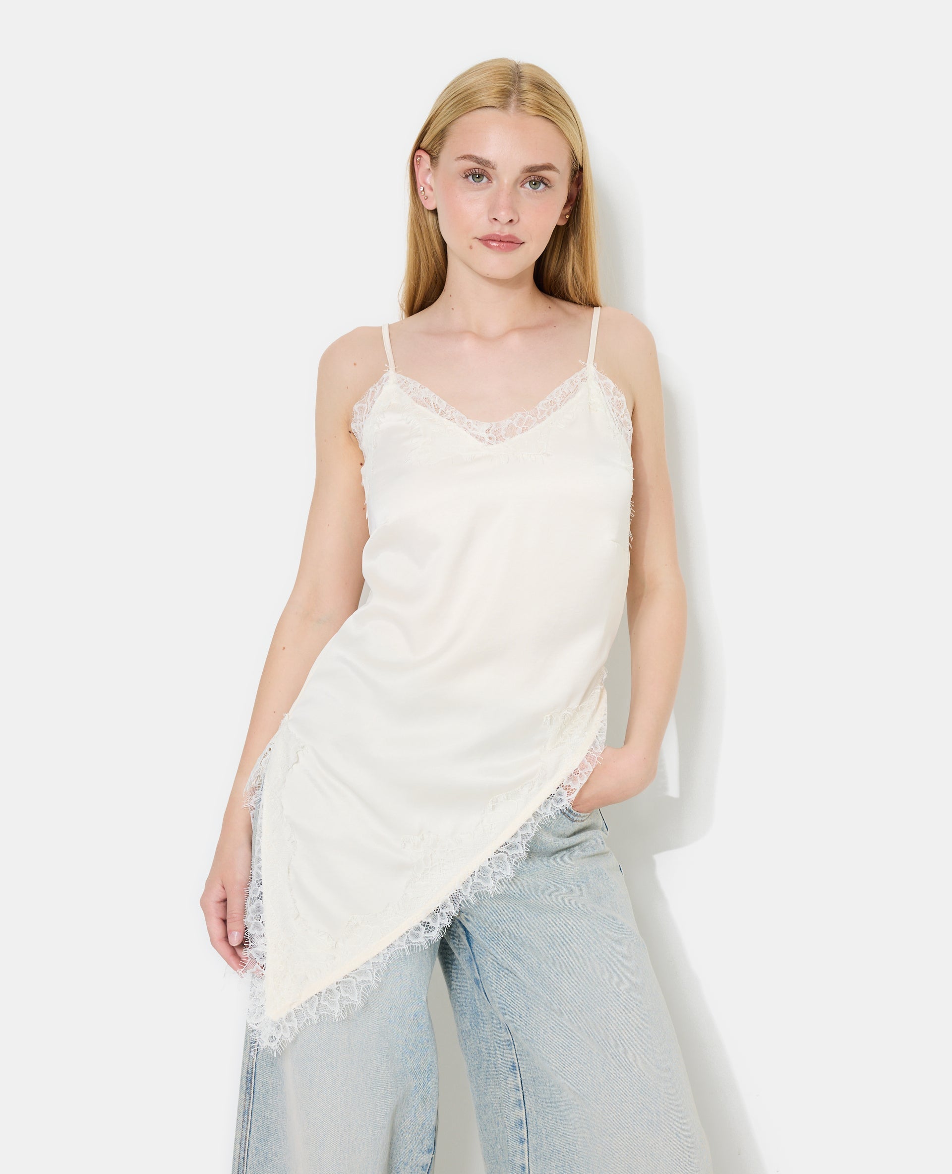 Top asymétrique satin et dentelle esprit lingerie