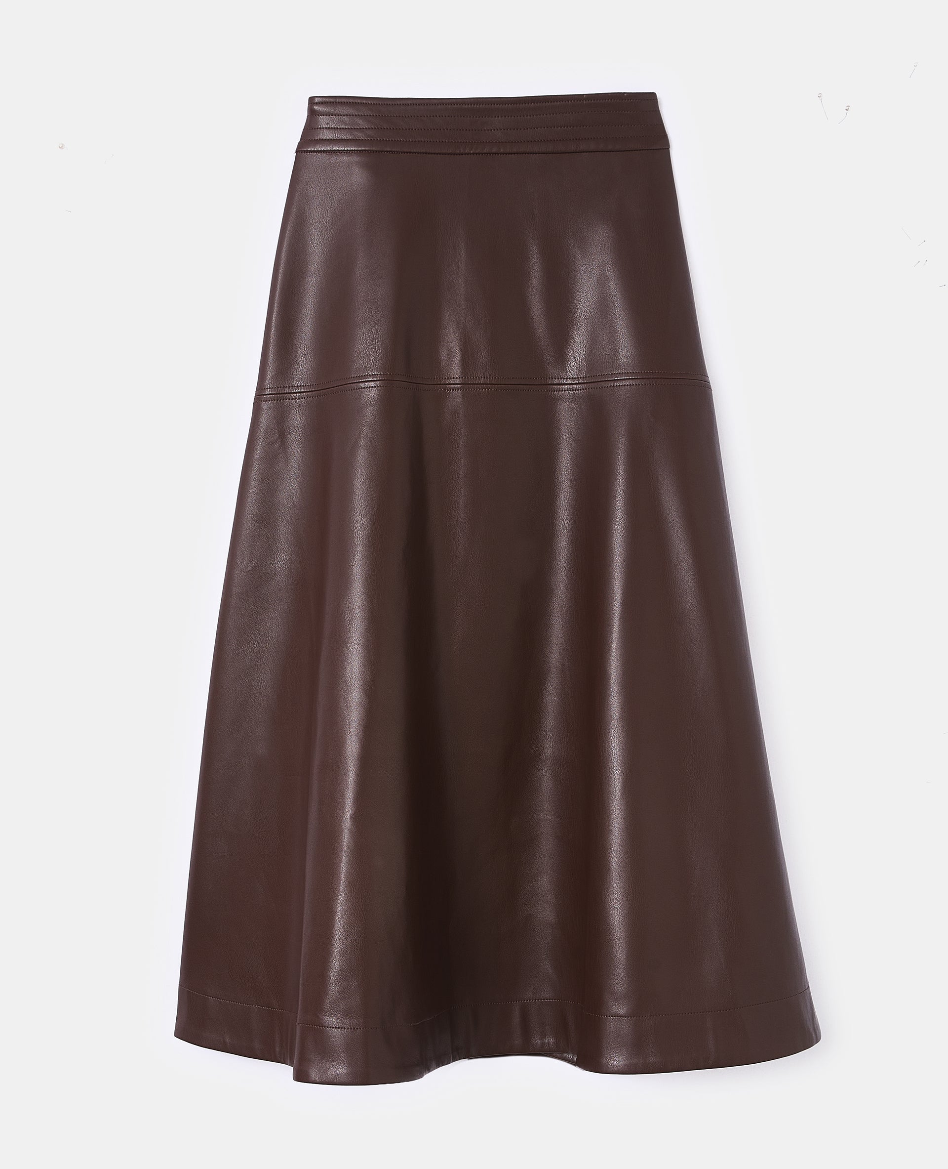 Jupe longue et évasée en simili avec jeux de couture