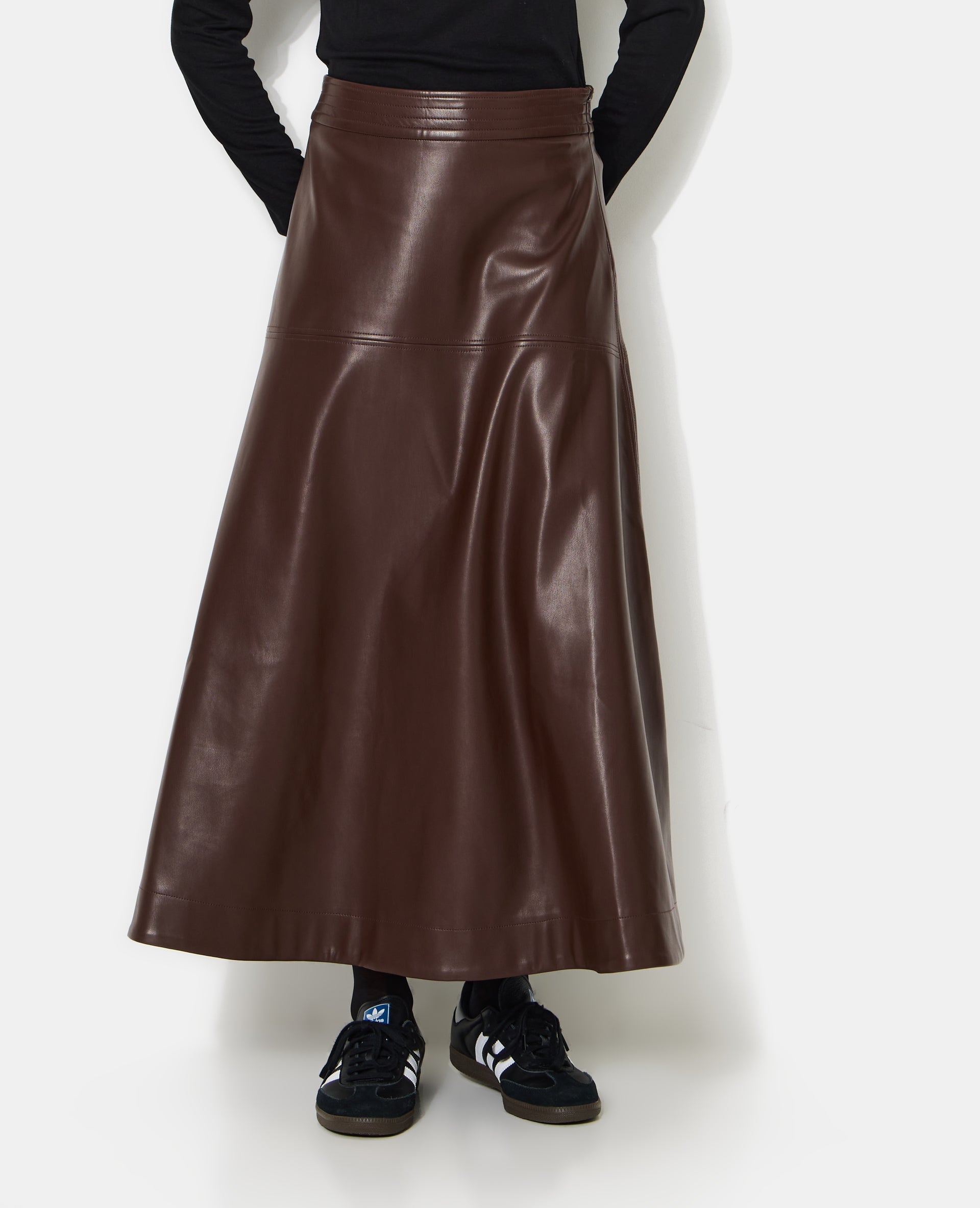 Jupe longue et évasée en simili avec jeux de couture