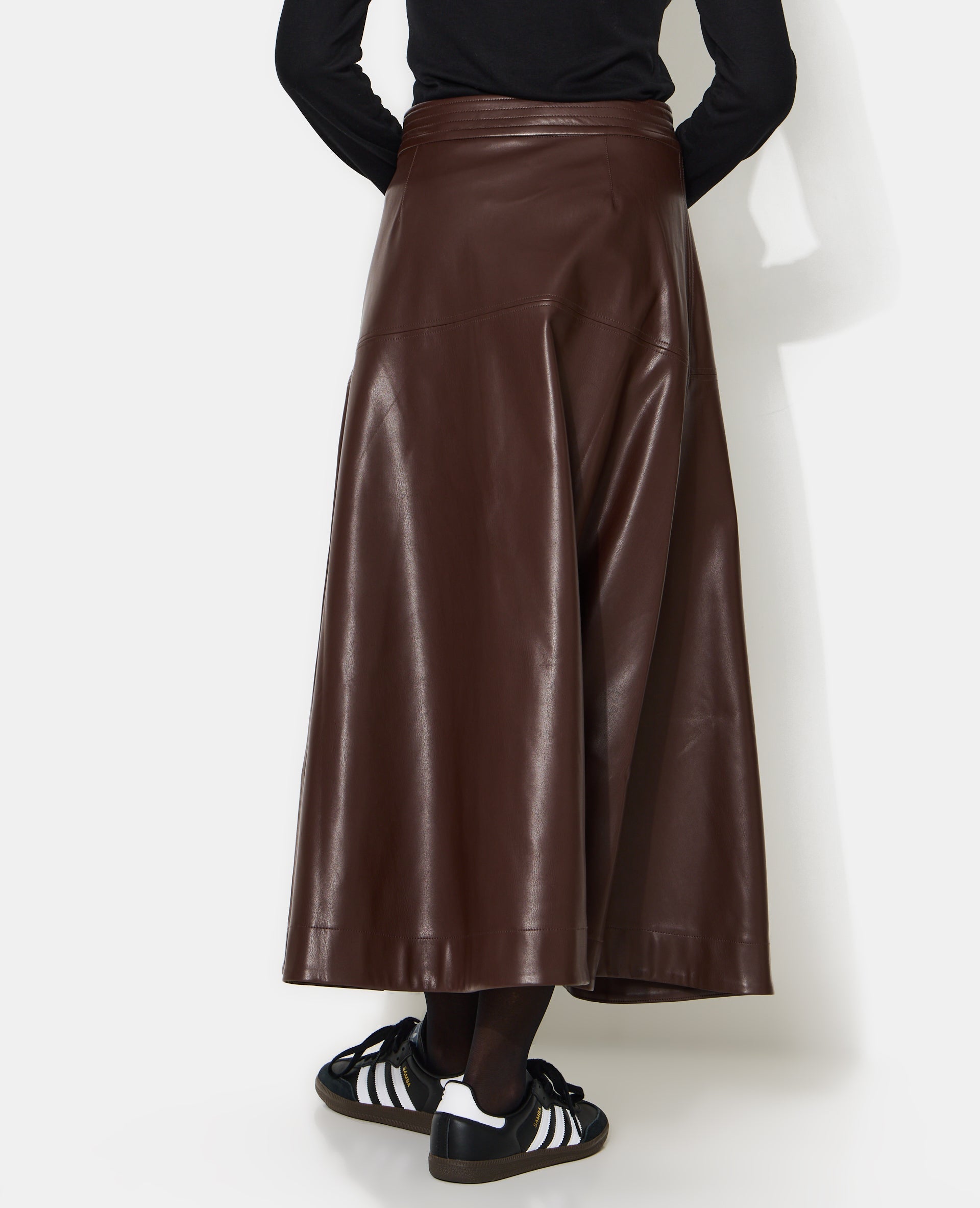 Jupe longue et évasée en simili avec jeux de couture