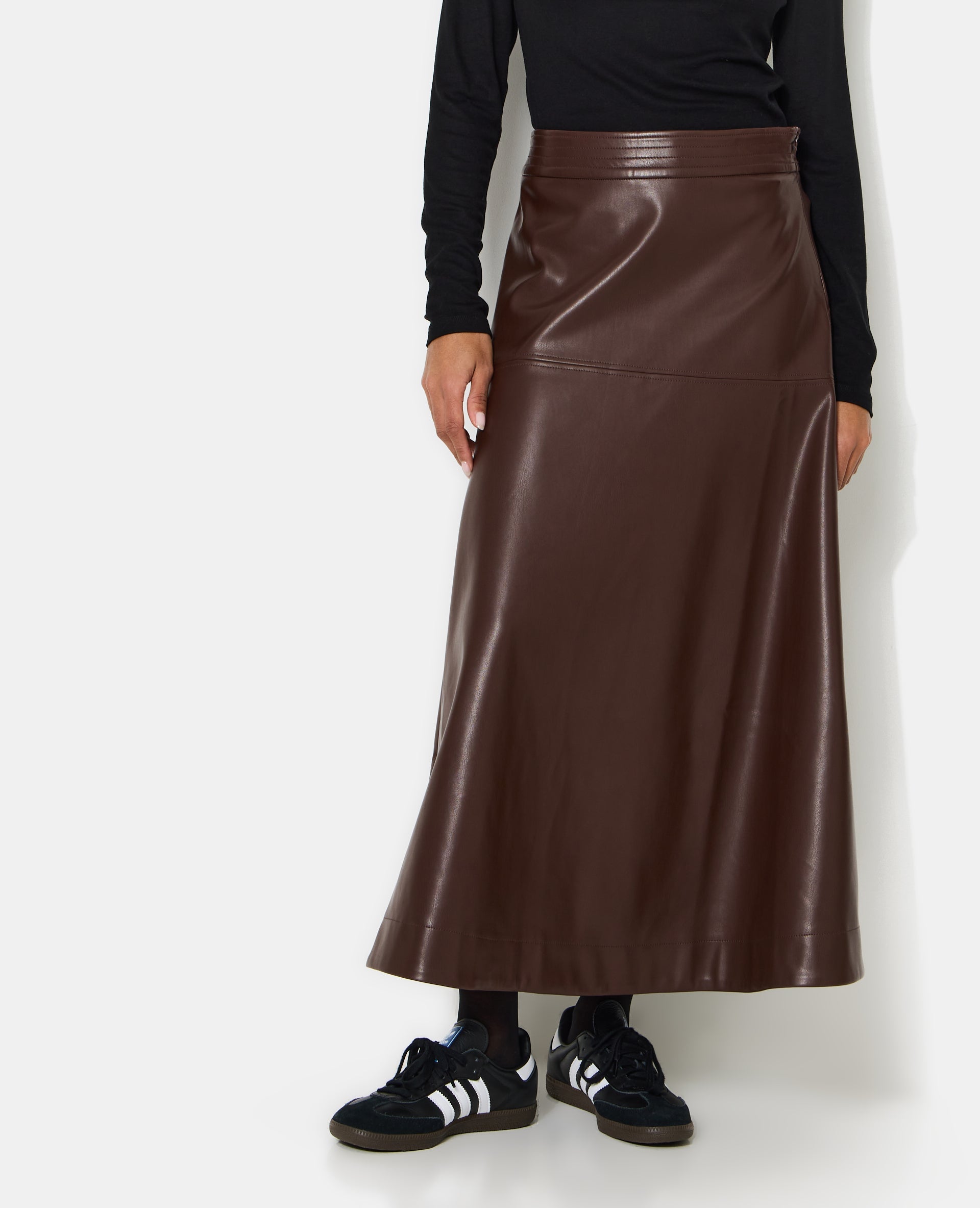 Jupe longue et évasée en simili avec jeux de couture