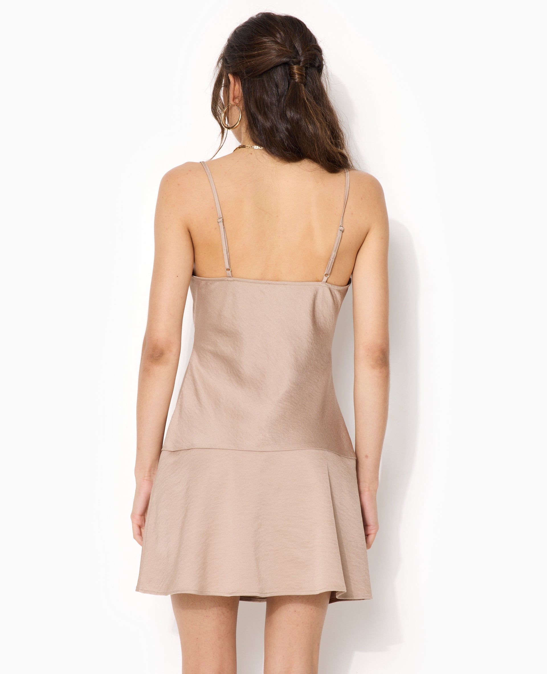 Robe courte en tissu satiné col bénitier