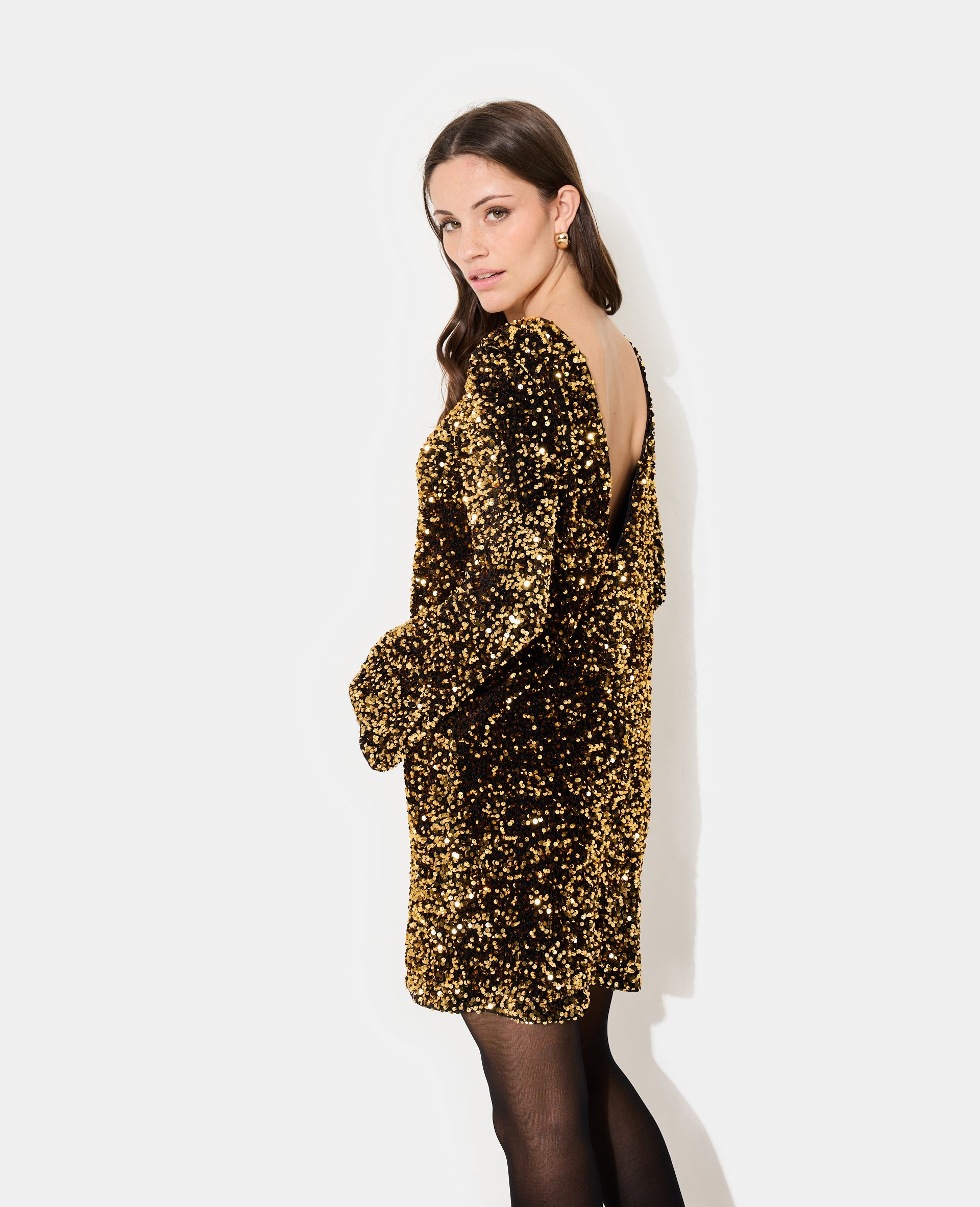 Robe courte dos V avec sequins