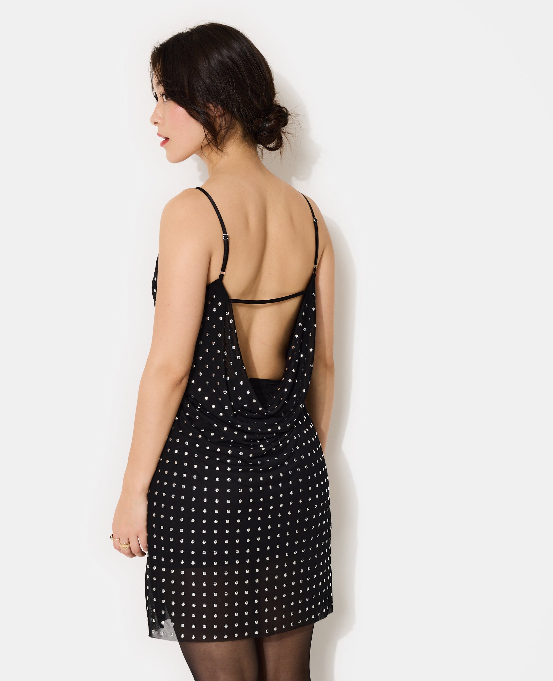 Robe courte dos-nu avec clous