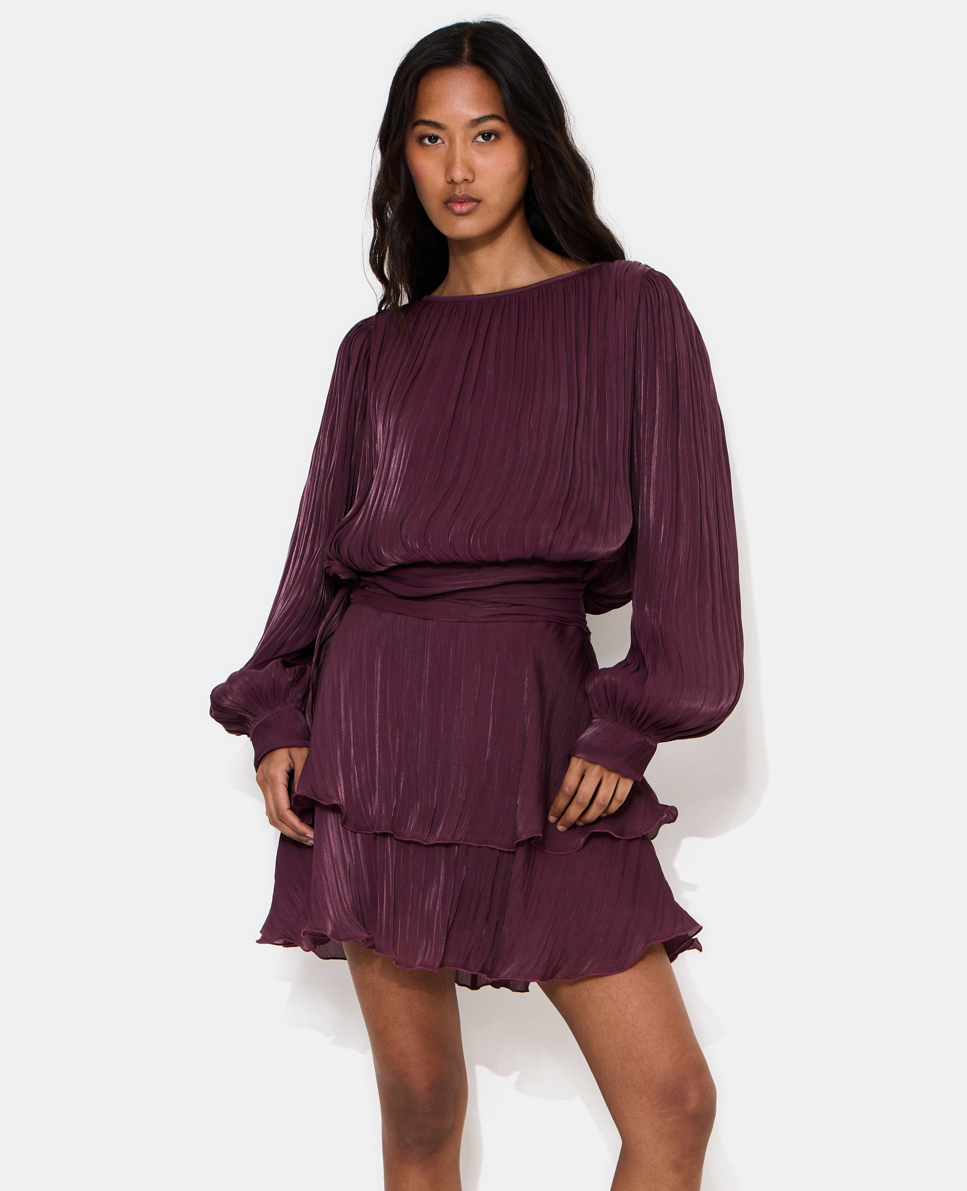 Robe en tissu brillant avec effet drapé