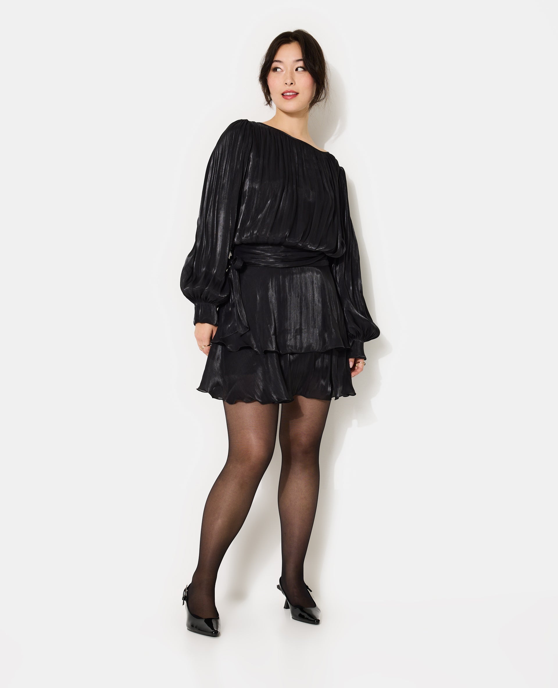 Robe en tissu brillant avec effet drapé