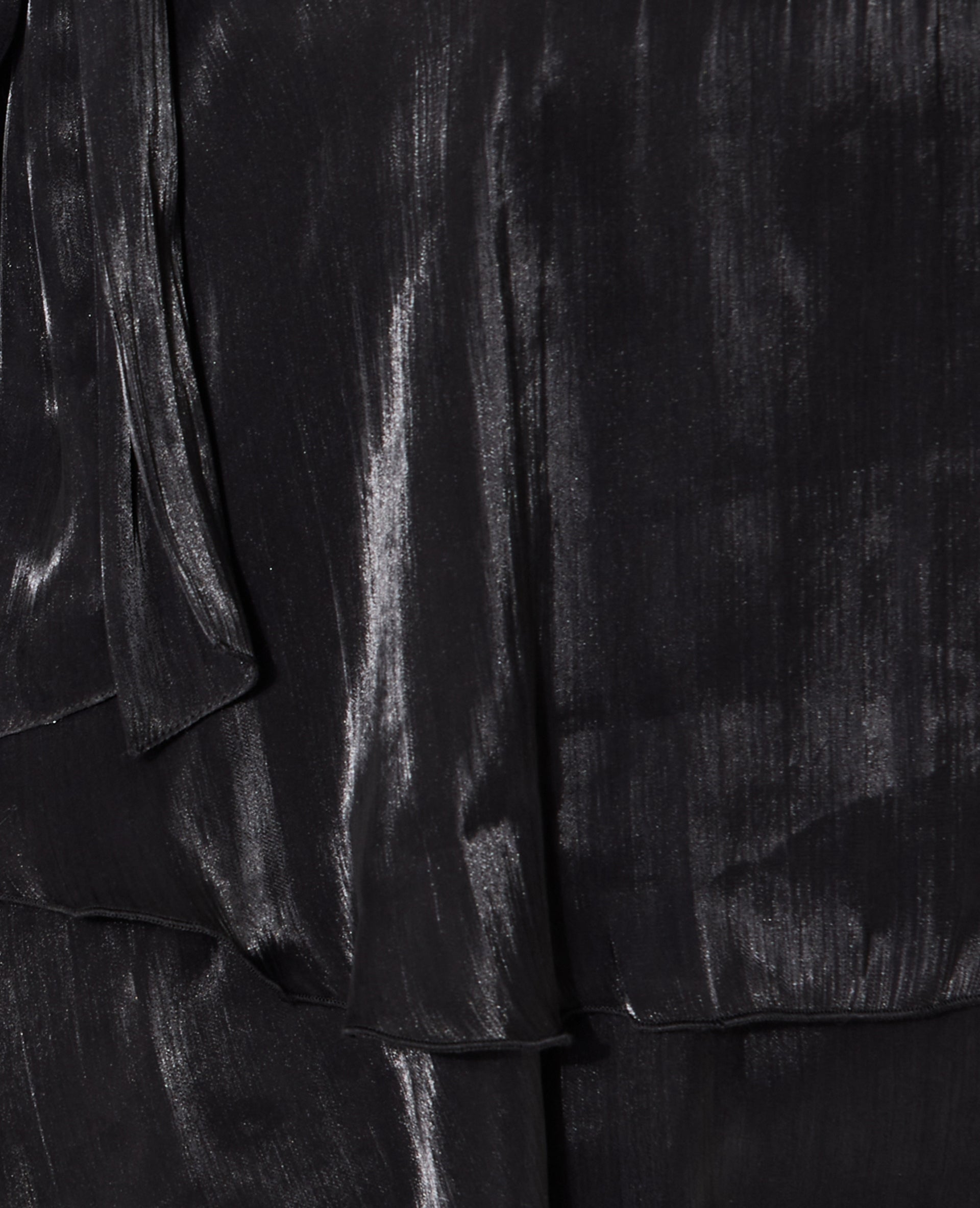 Robe en tissu brillant avec effet drapé
