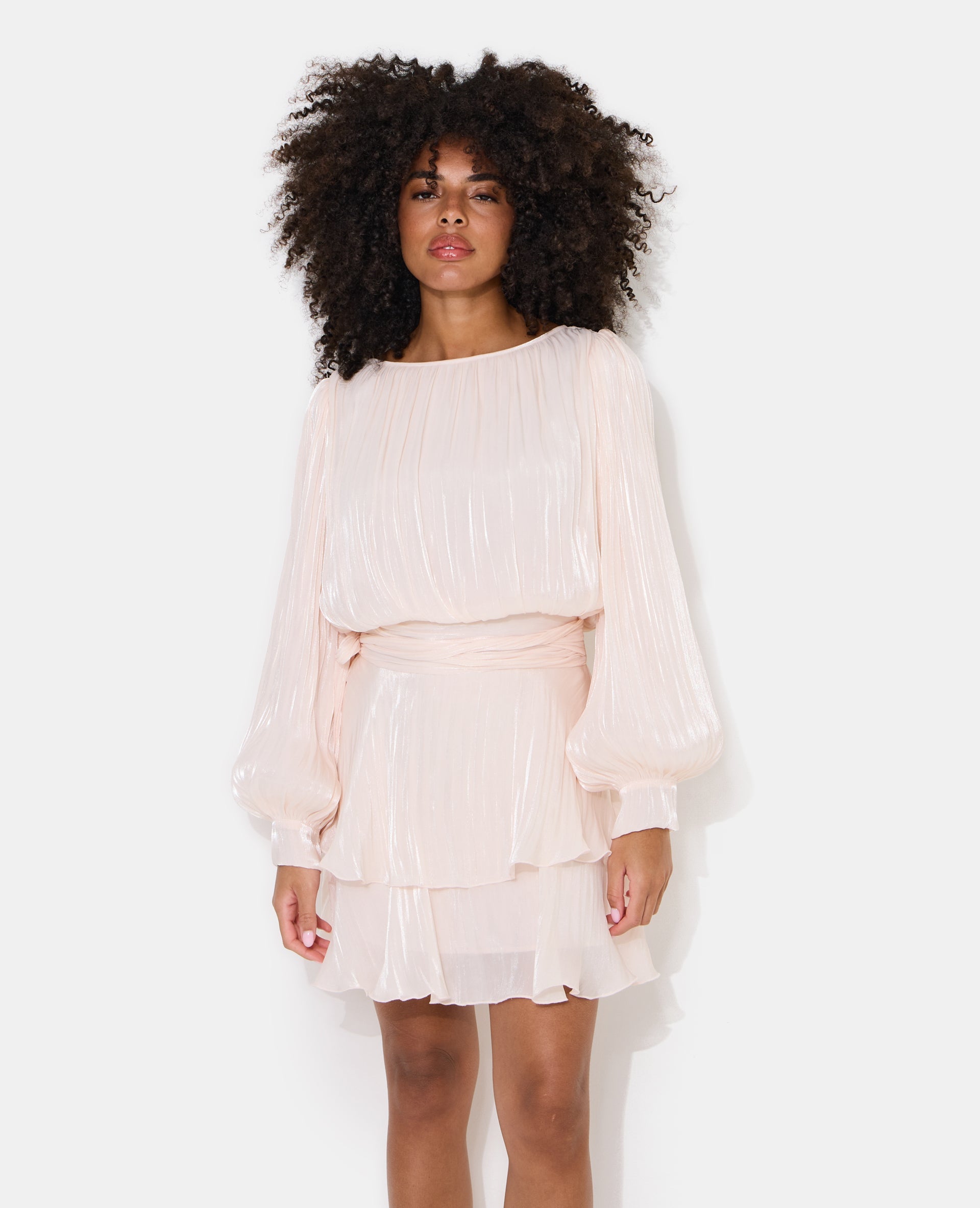 Robe en tissu brillant avec effet drapé