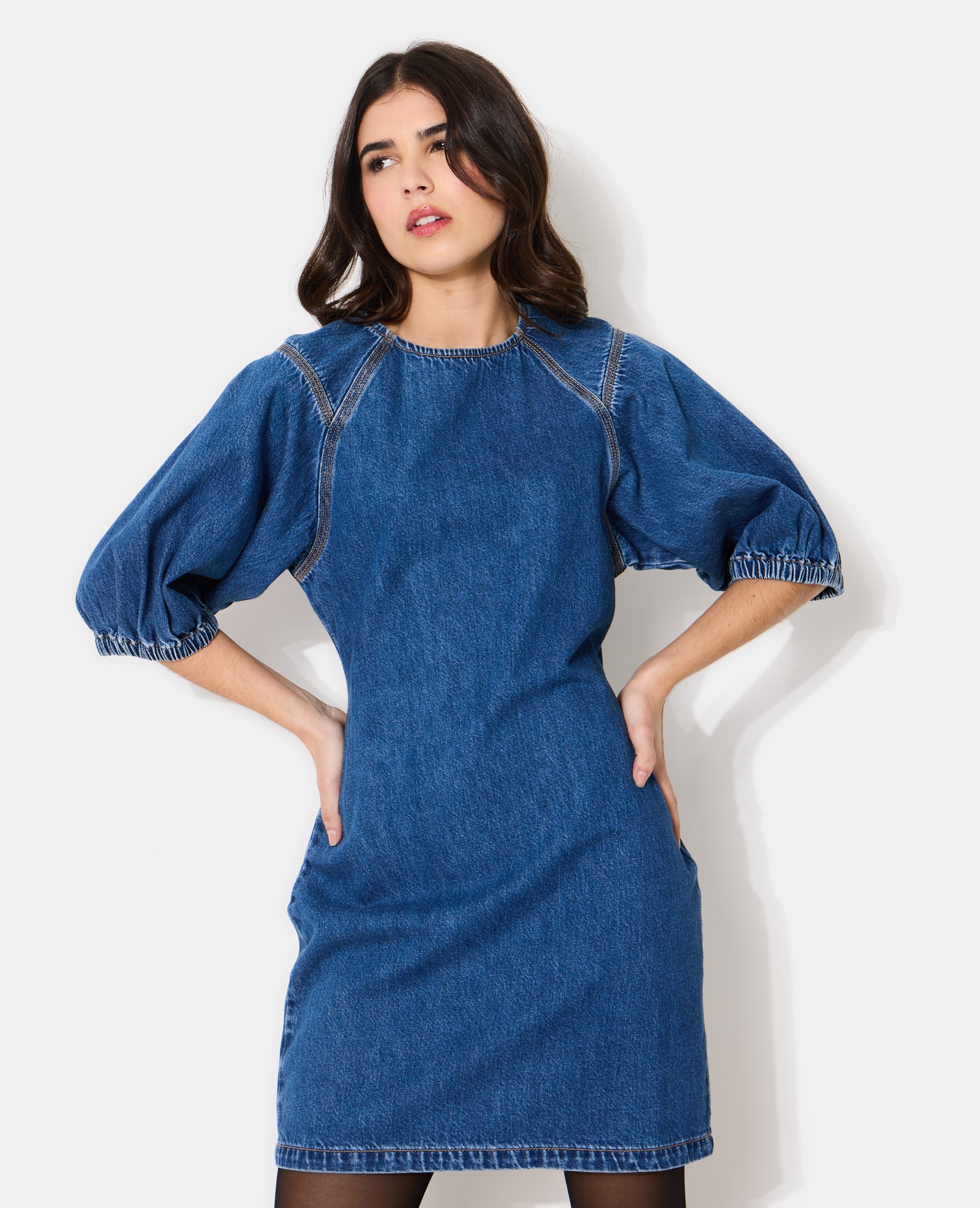 Robe en jean courte cintrée avec manches ballons