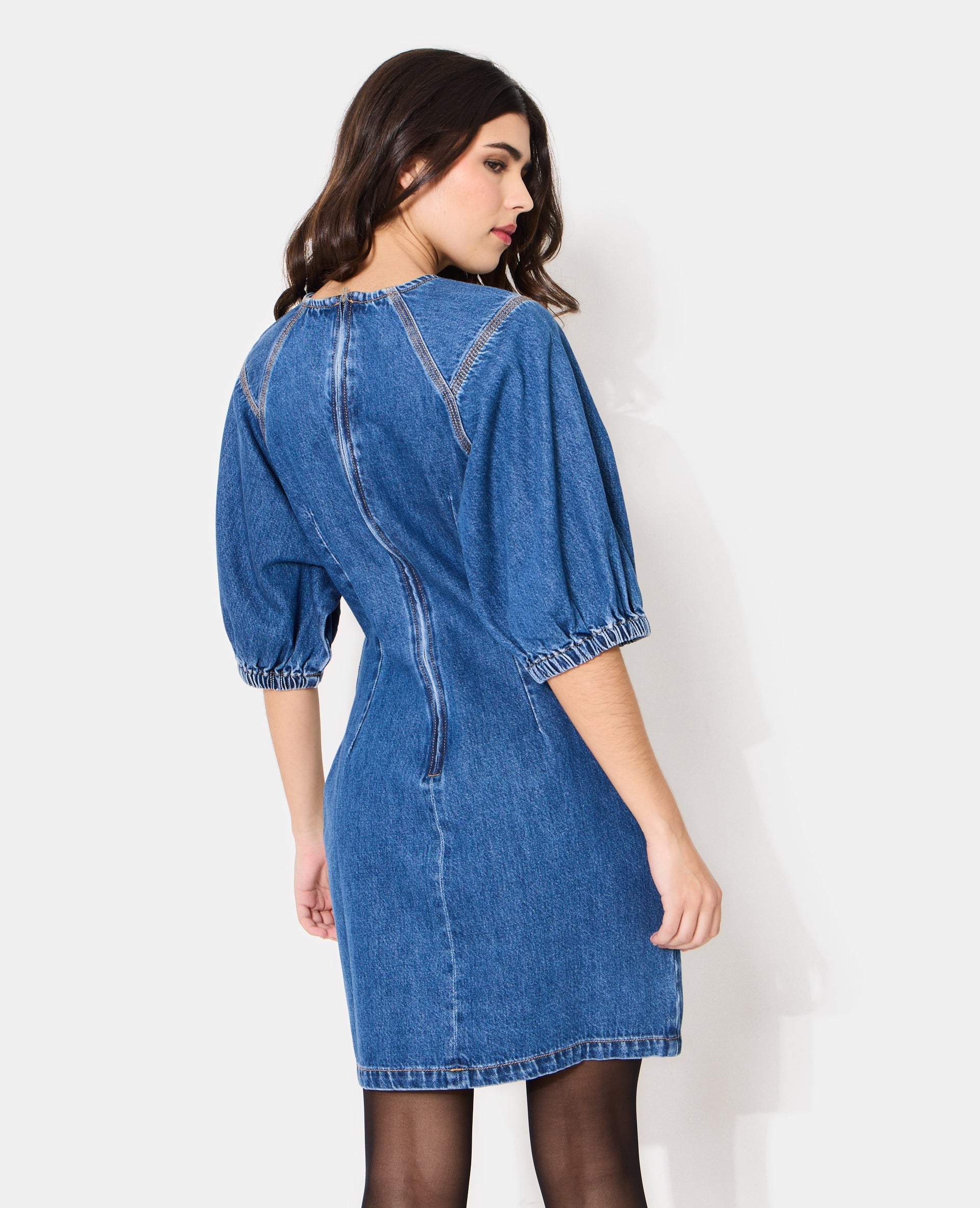 Robe en jean courte cintrée avec manches ballons