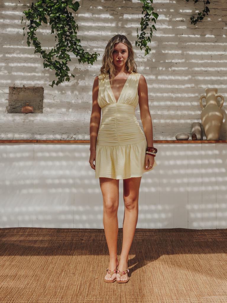 Robe courte avec effets drapés et col V