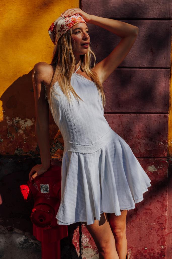 Robe courte dos-nu avec galons dentelle