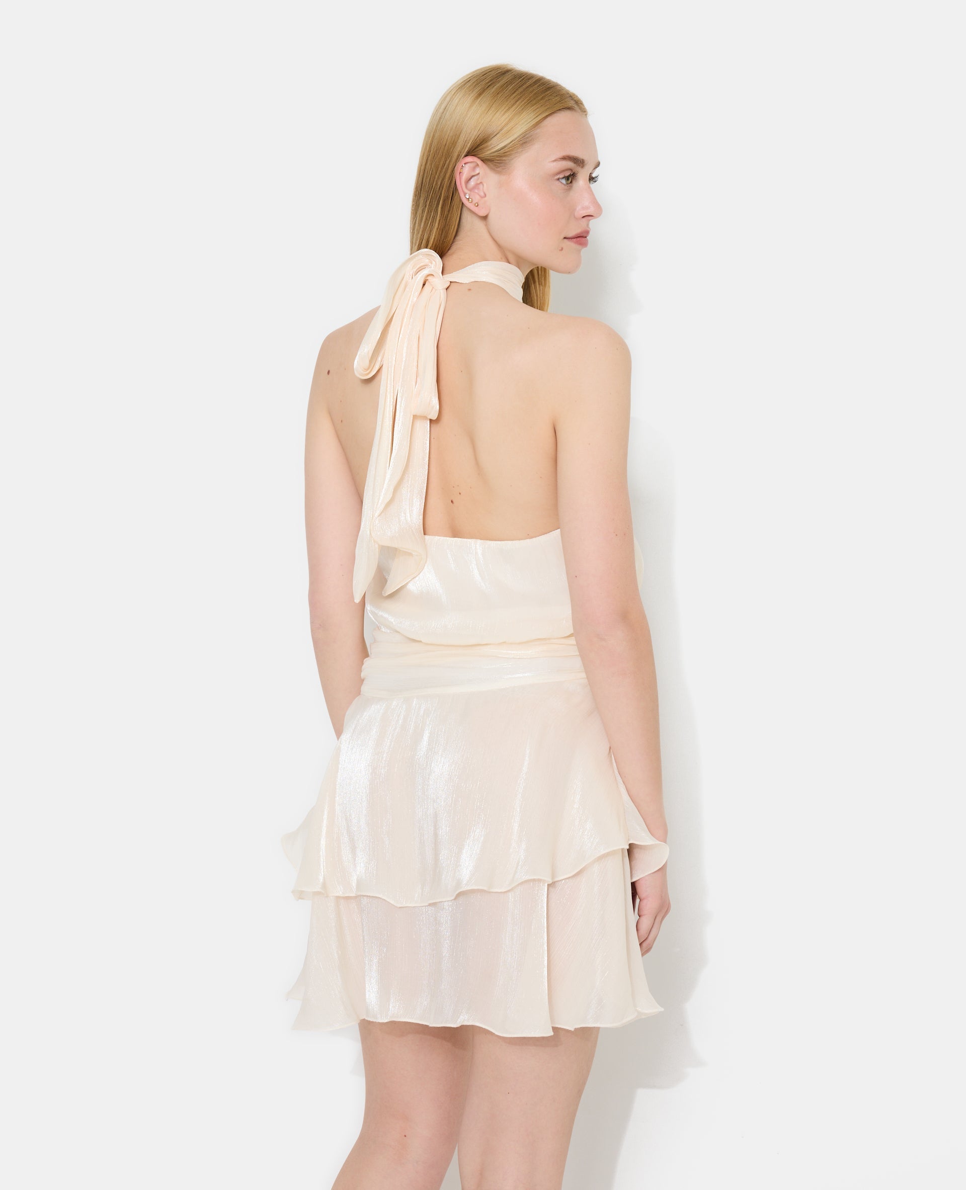Robe courte dos-nu en satin