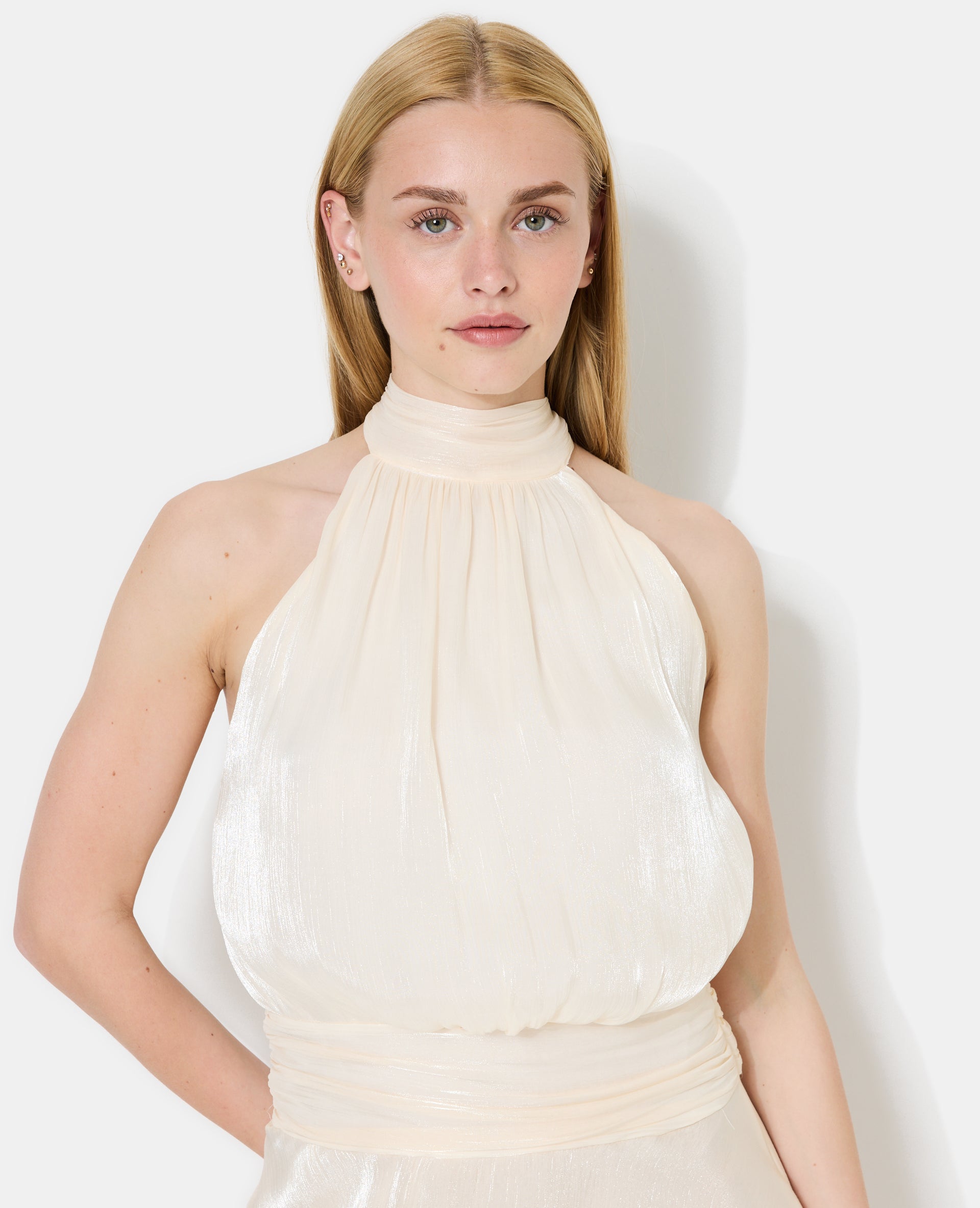 Robe courte dos-nu en satin