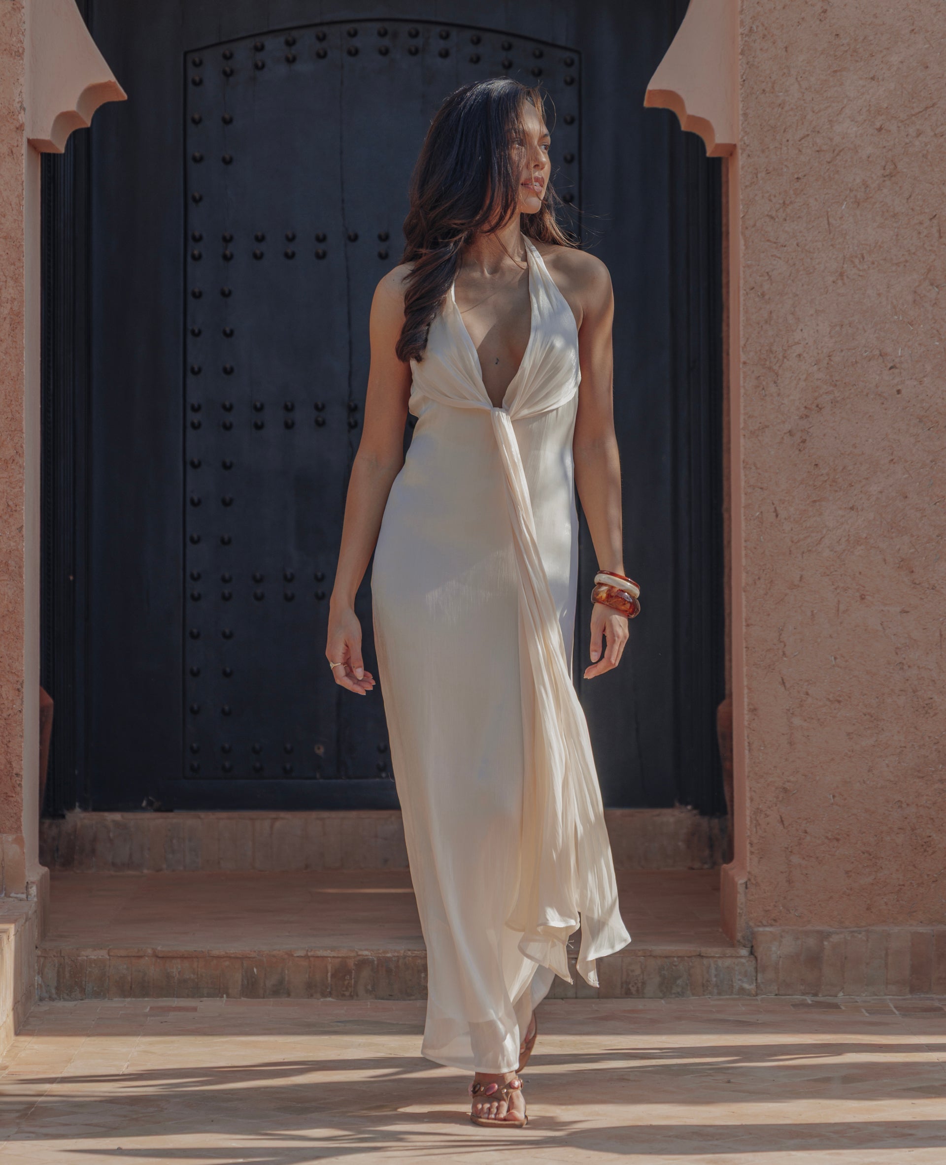 Robe longue dos-nu en satin avec pans à nouer