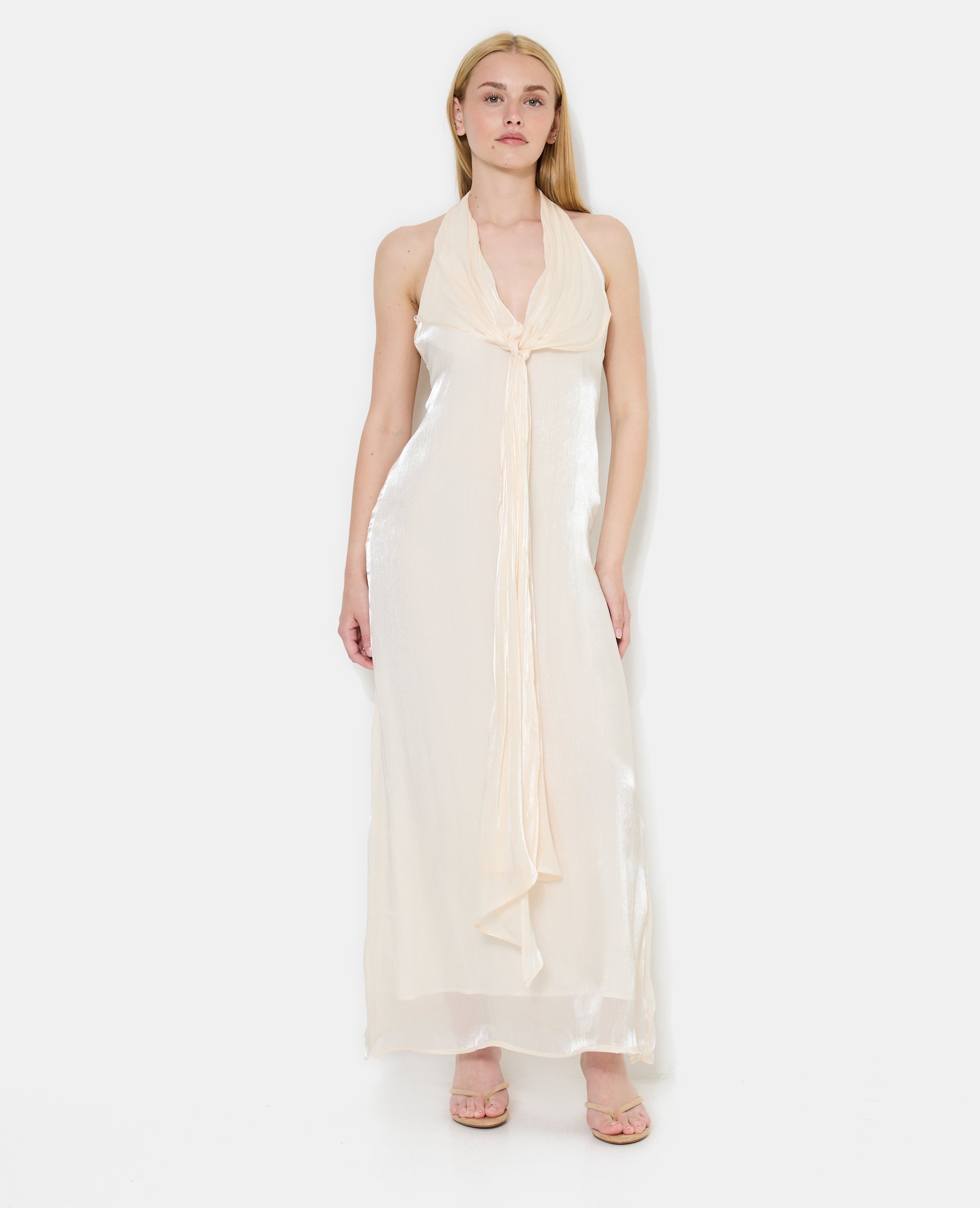 Robe longue dos-nu en satin avec pans à nouer