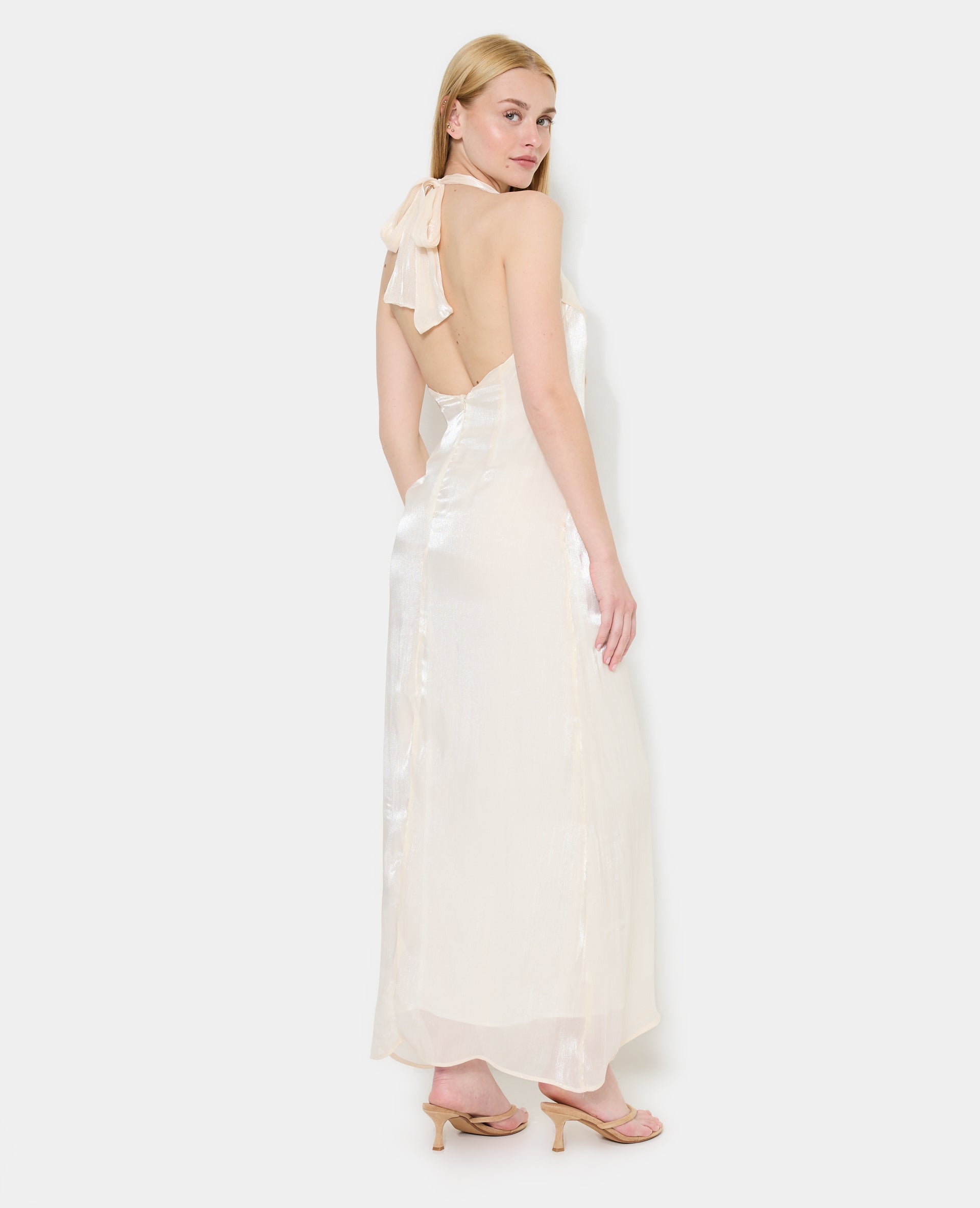 Robe longue dos-nu en satin avec pans à nouer