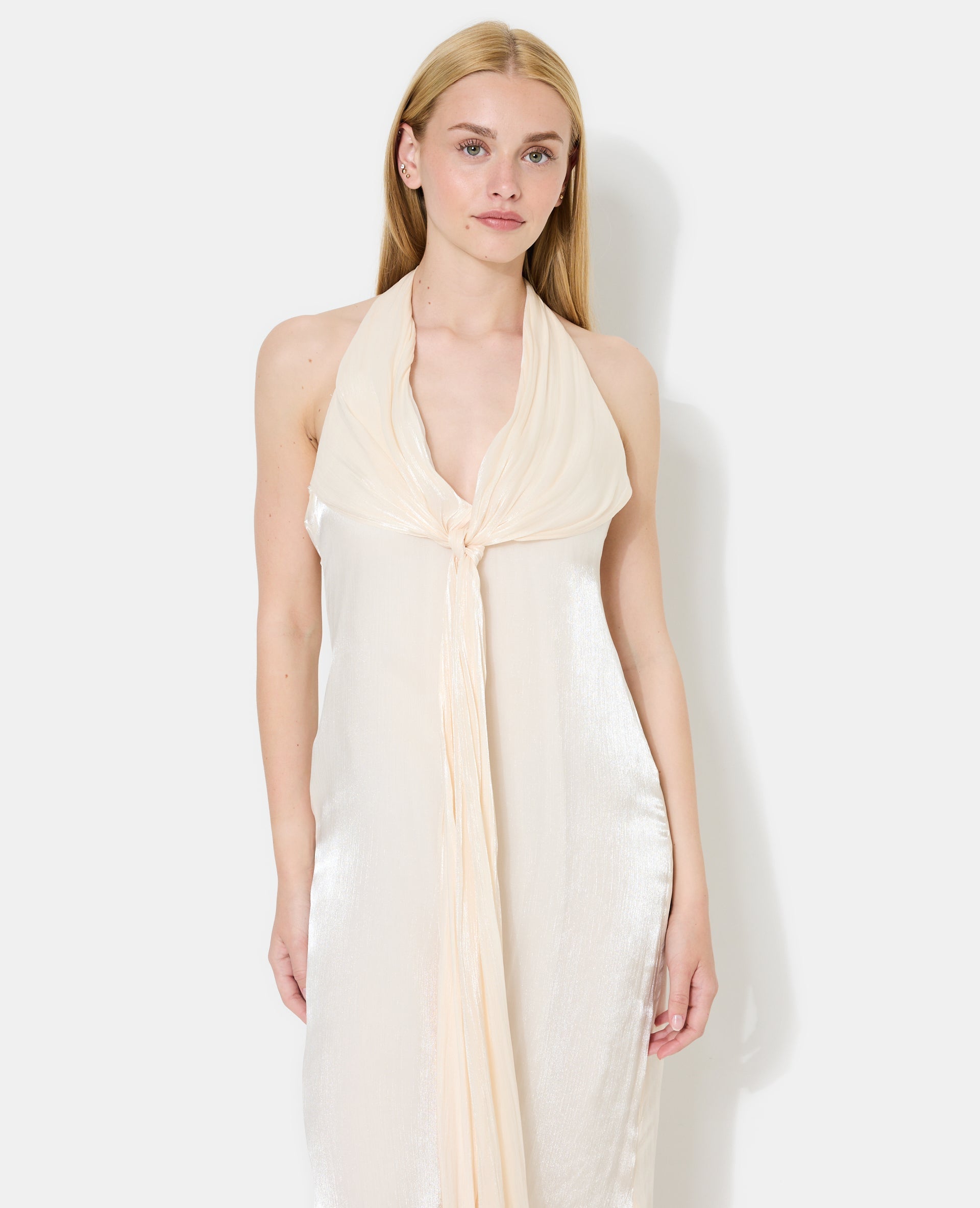 Robe longue dos-nu en satin avec pans à nouer