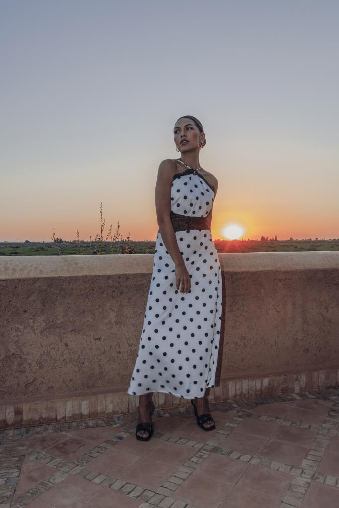 Robe longue à pois avec empiècements dentelle