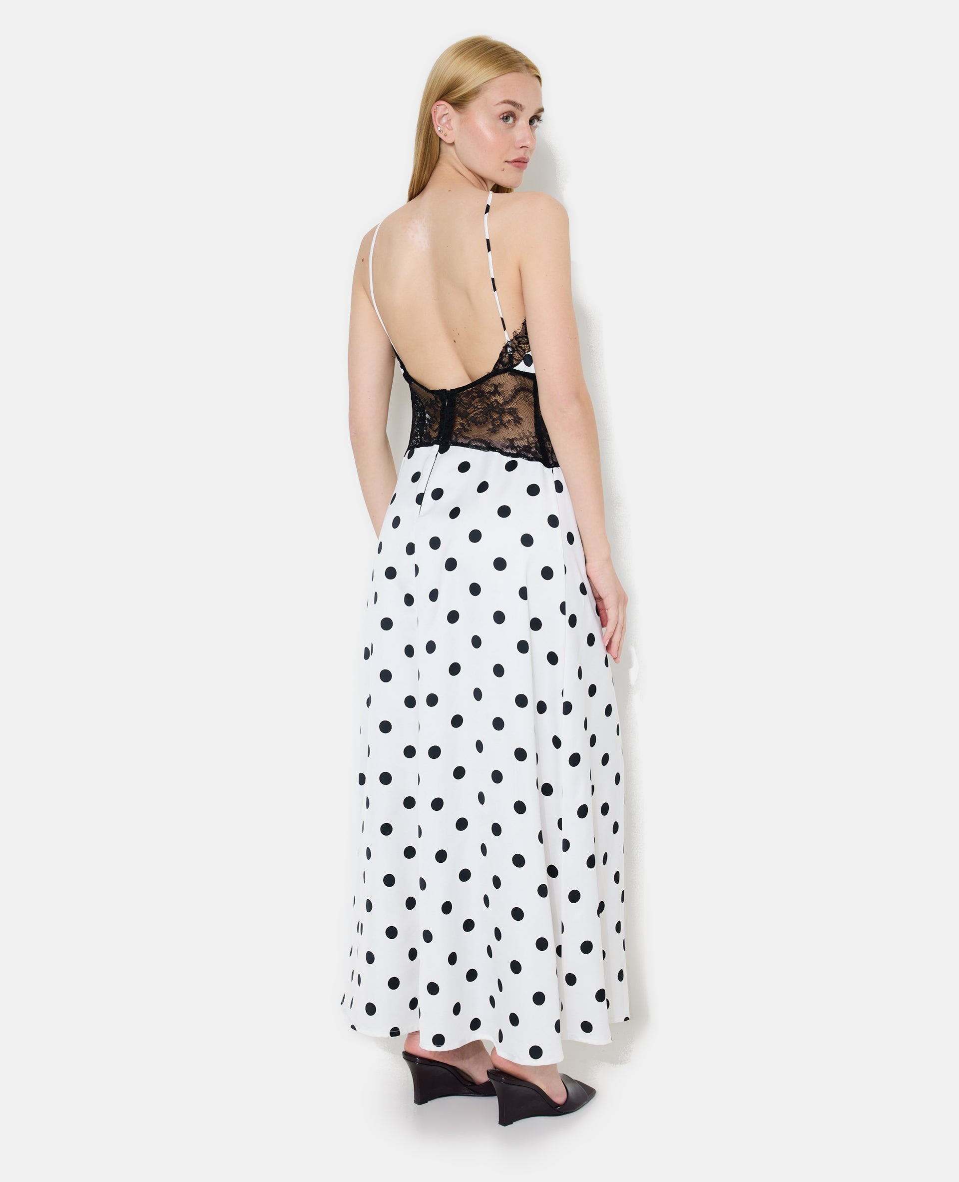 Robe longue à pois avec empiècements dentelle