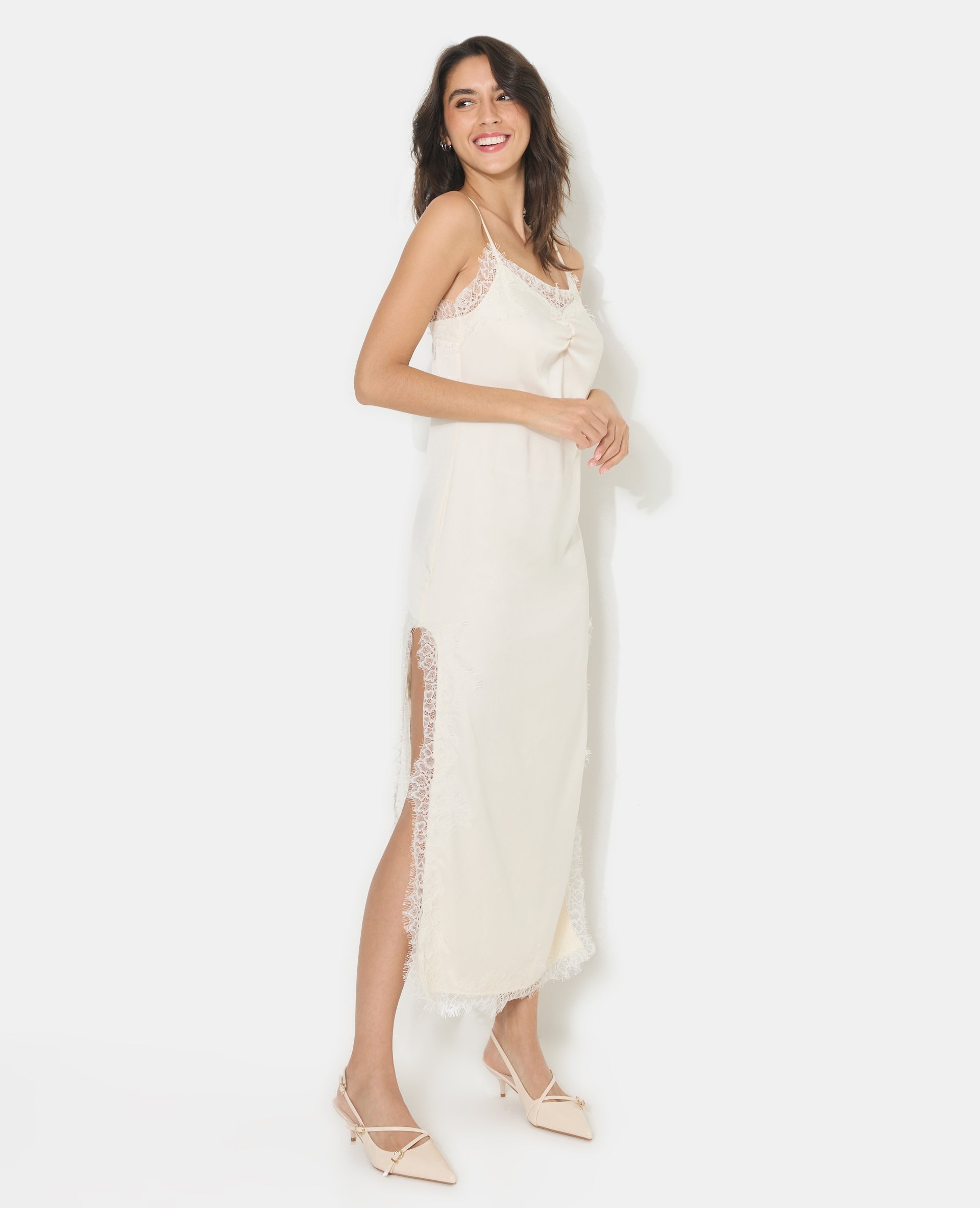 Robe longue en satin avec dentelle et fentes côtés