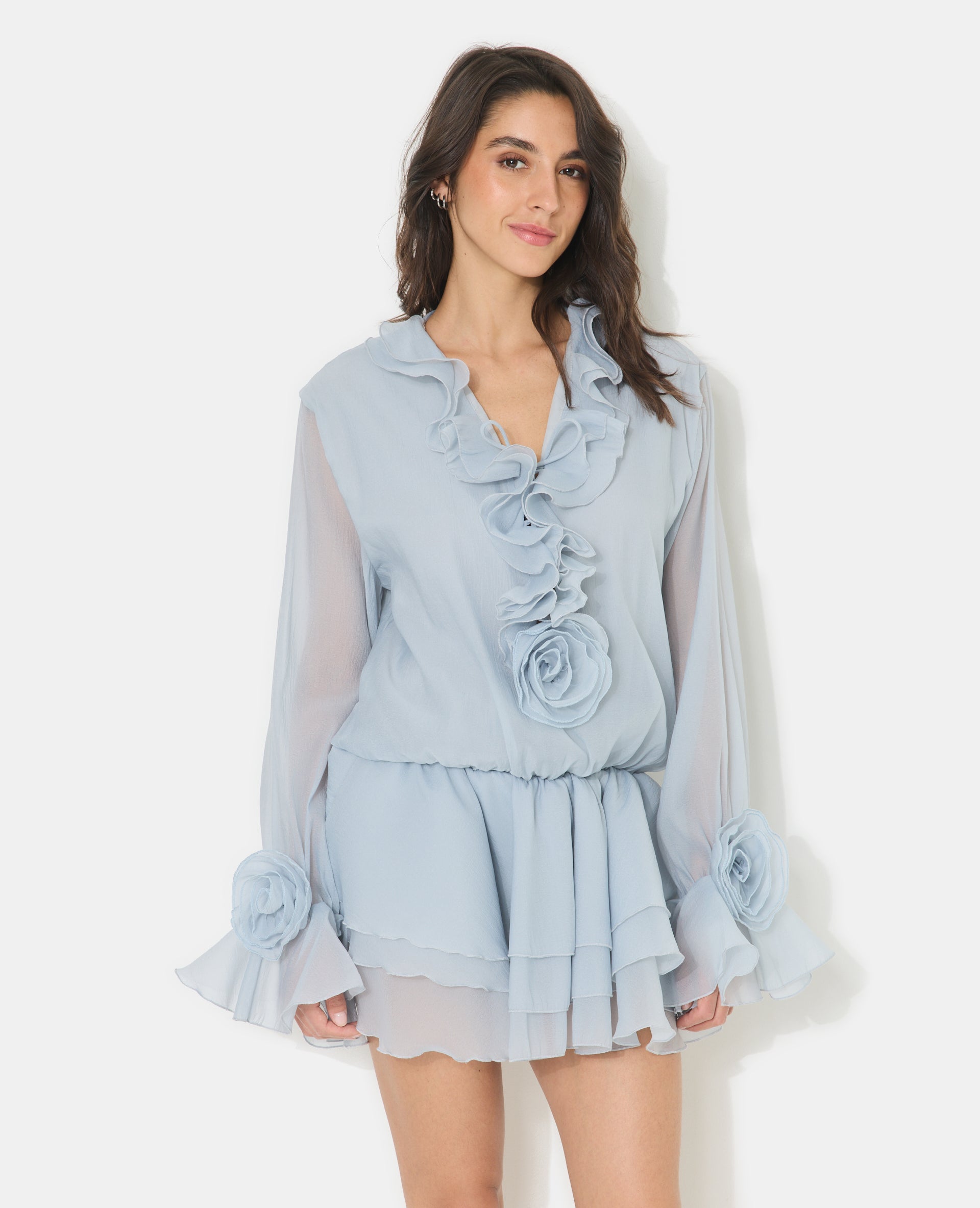 Robe courte en voile avec volants et fleurs