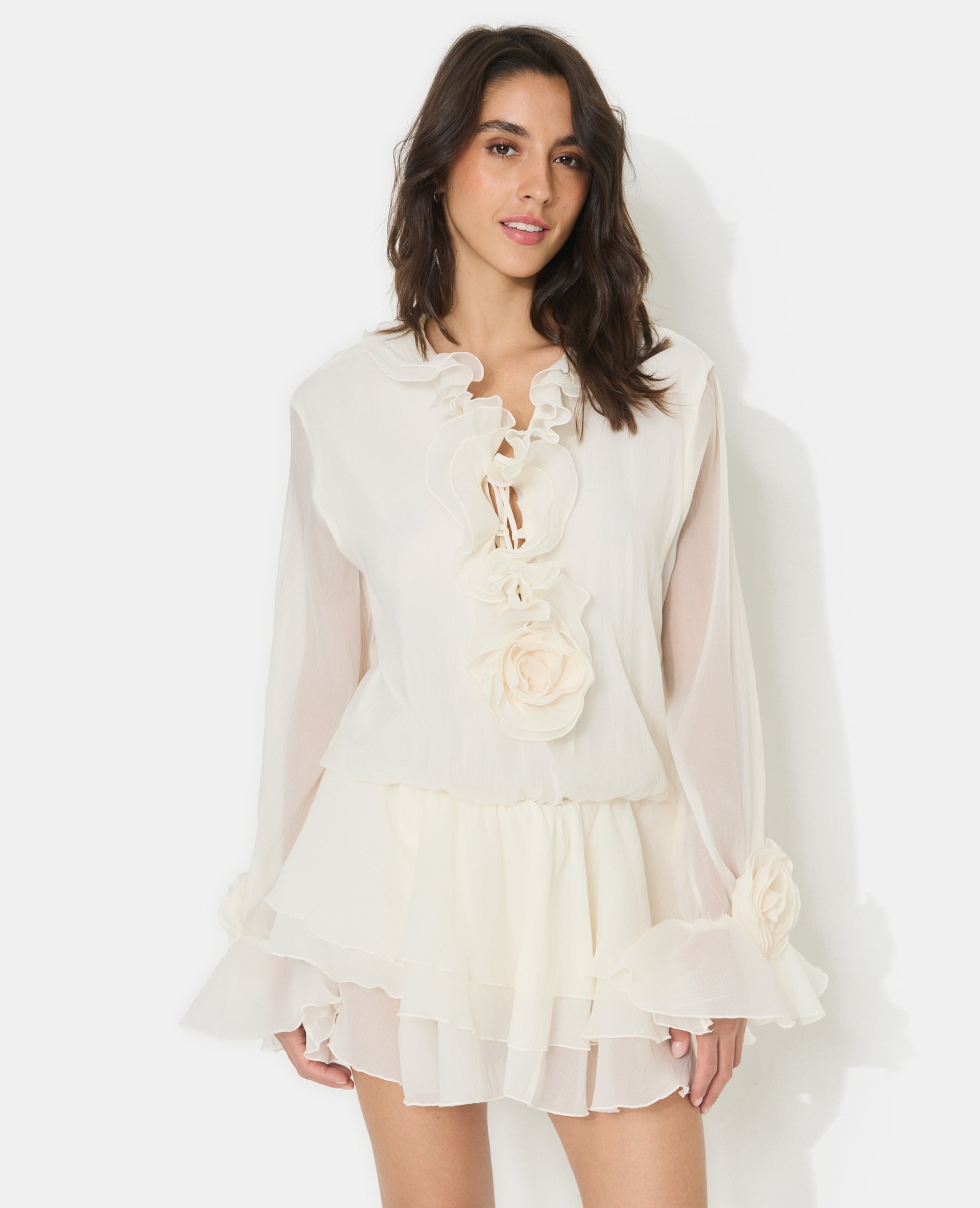 Robe courte en voile avec volants et fleurs