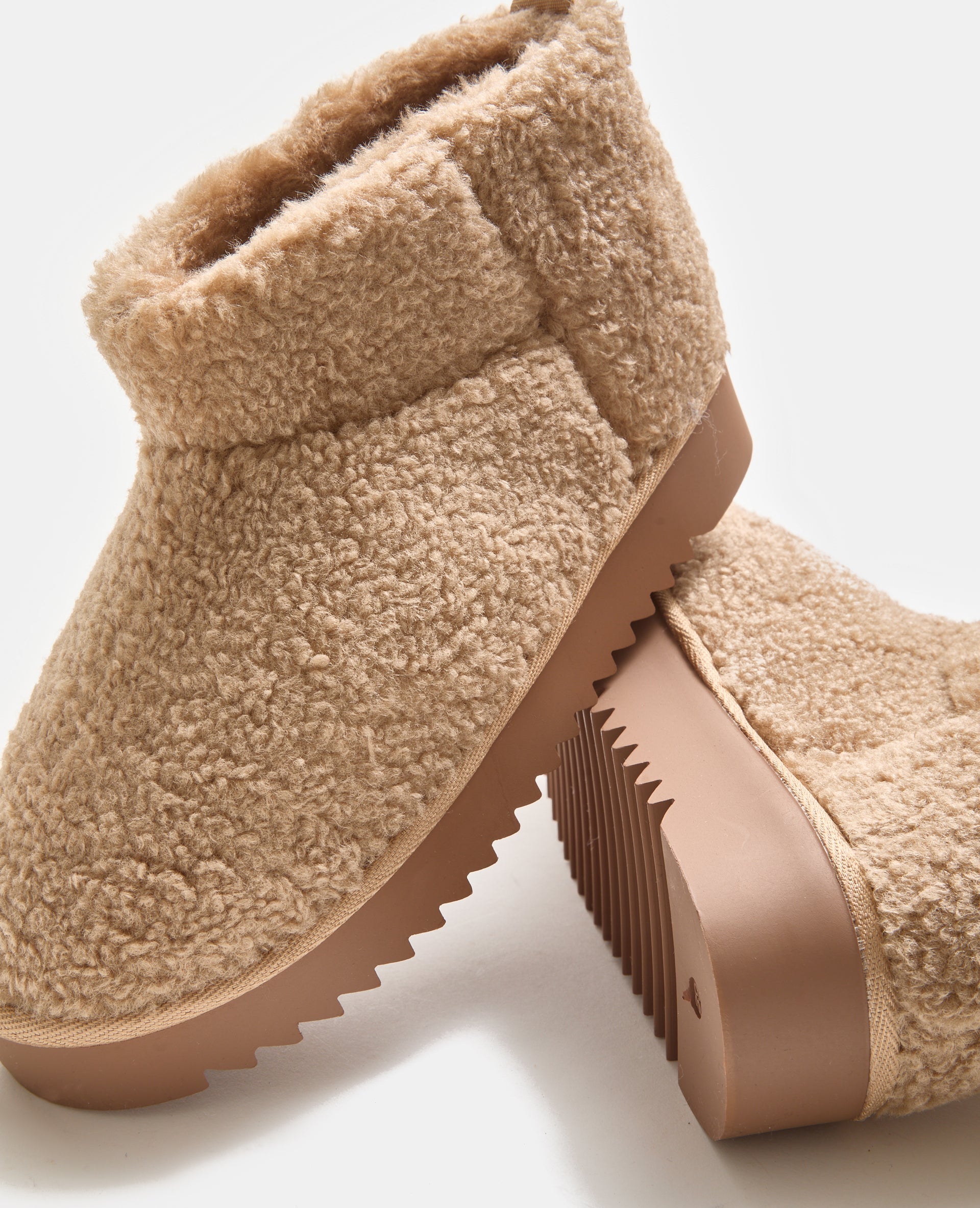 Boots courtes en sherpa avec semelles crantées