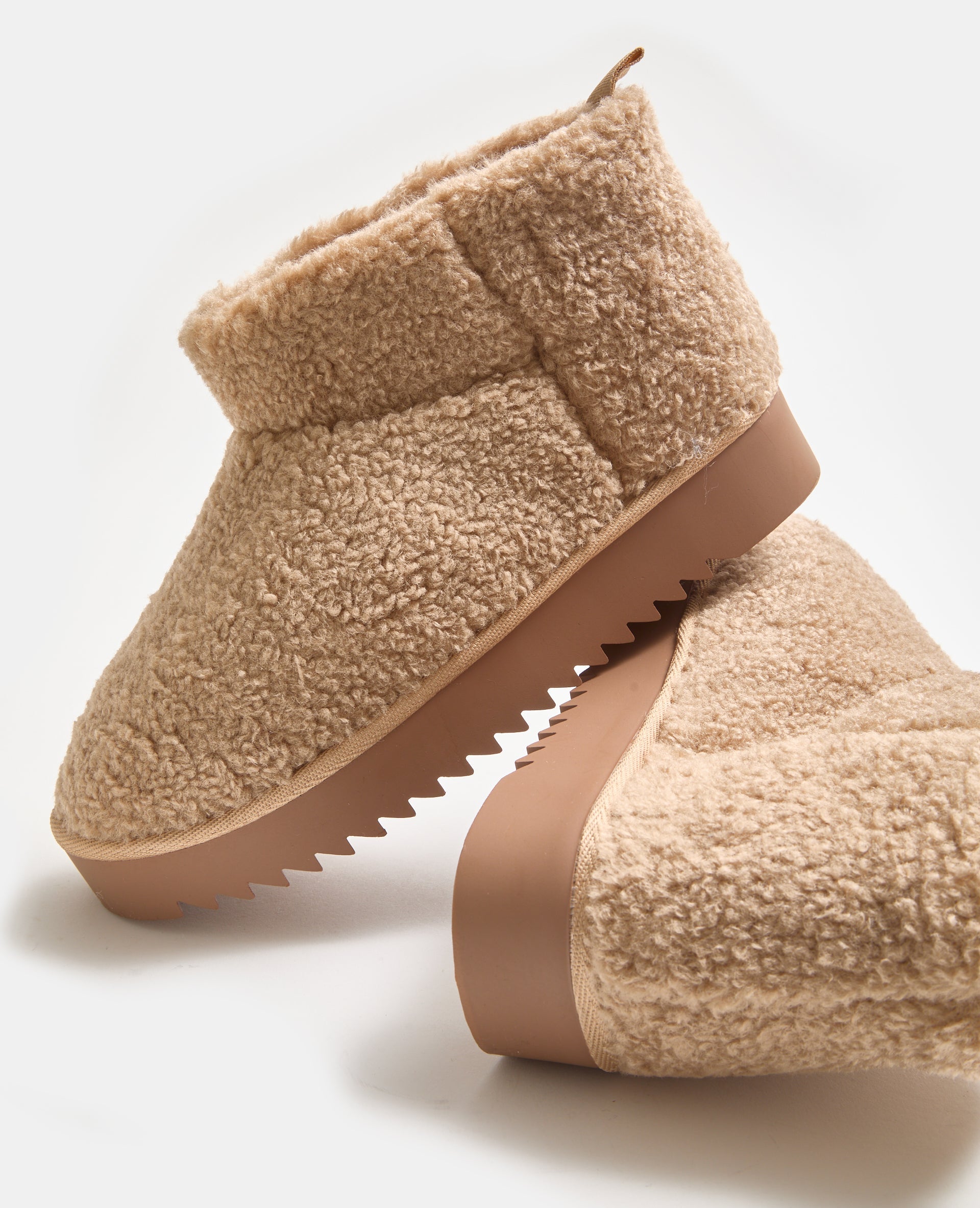 Boots courtes en sherpa avec semelles crantées