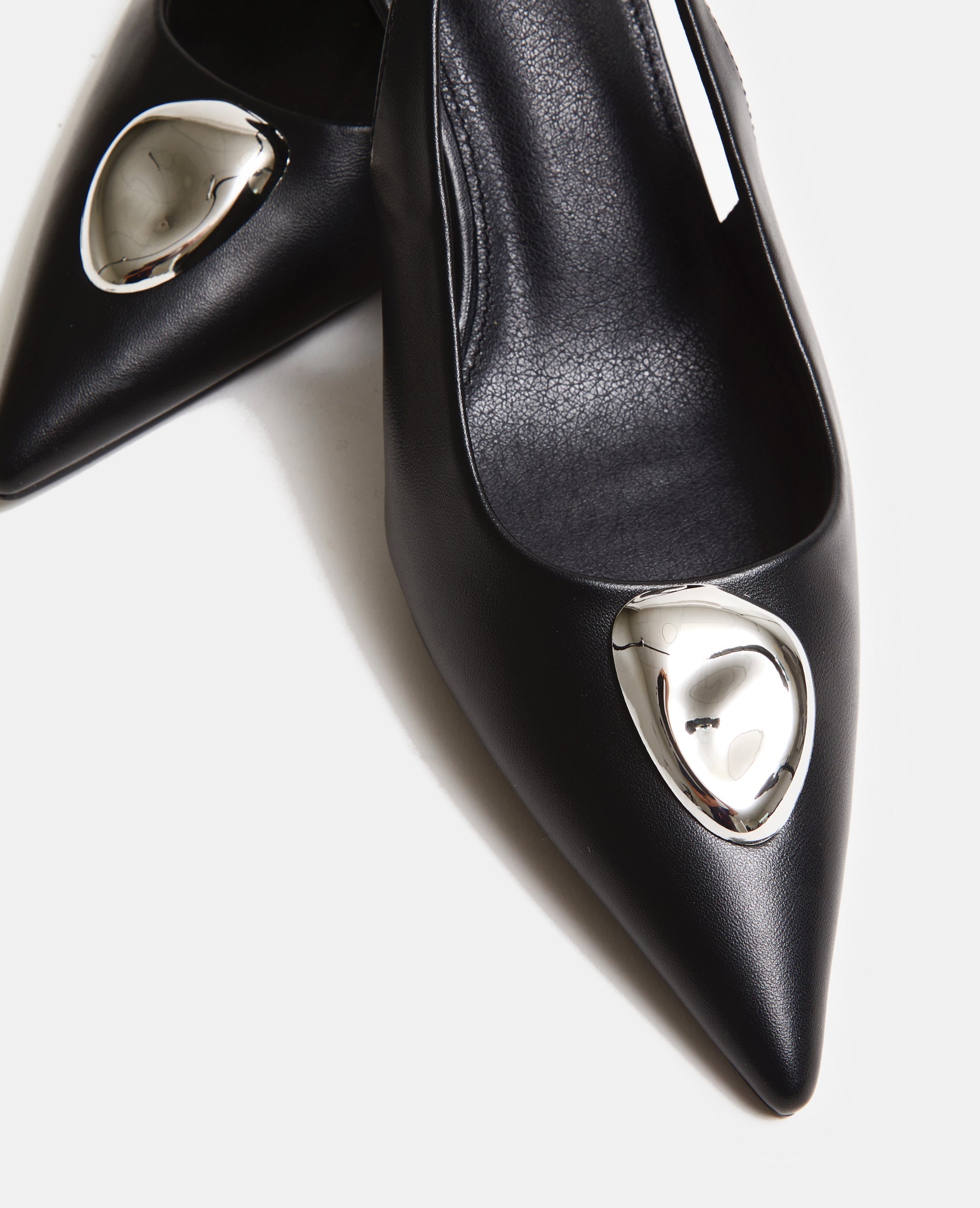 Escarpins pointus avec détail bijou