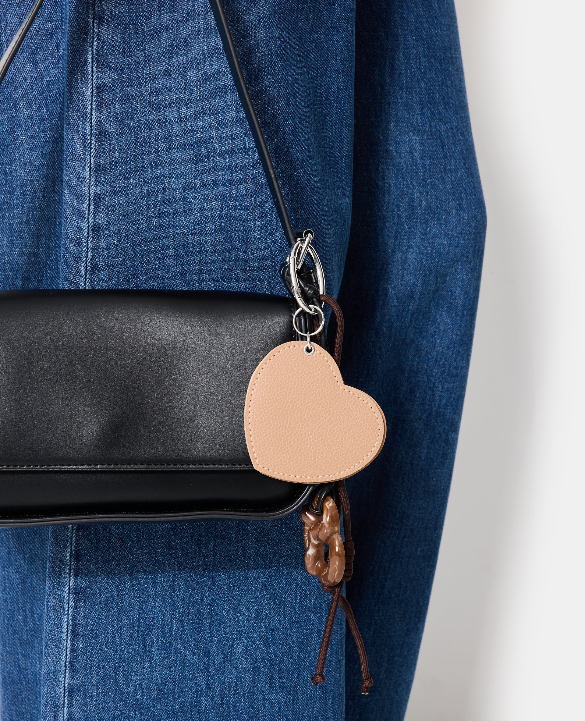 Déco de sac avec miroir cœur et bretzel