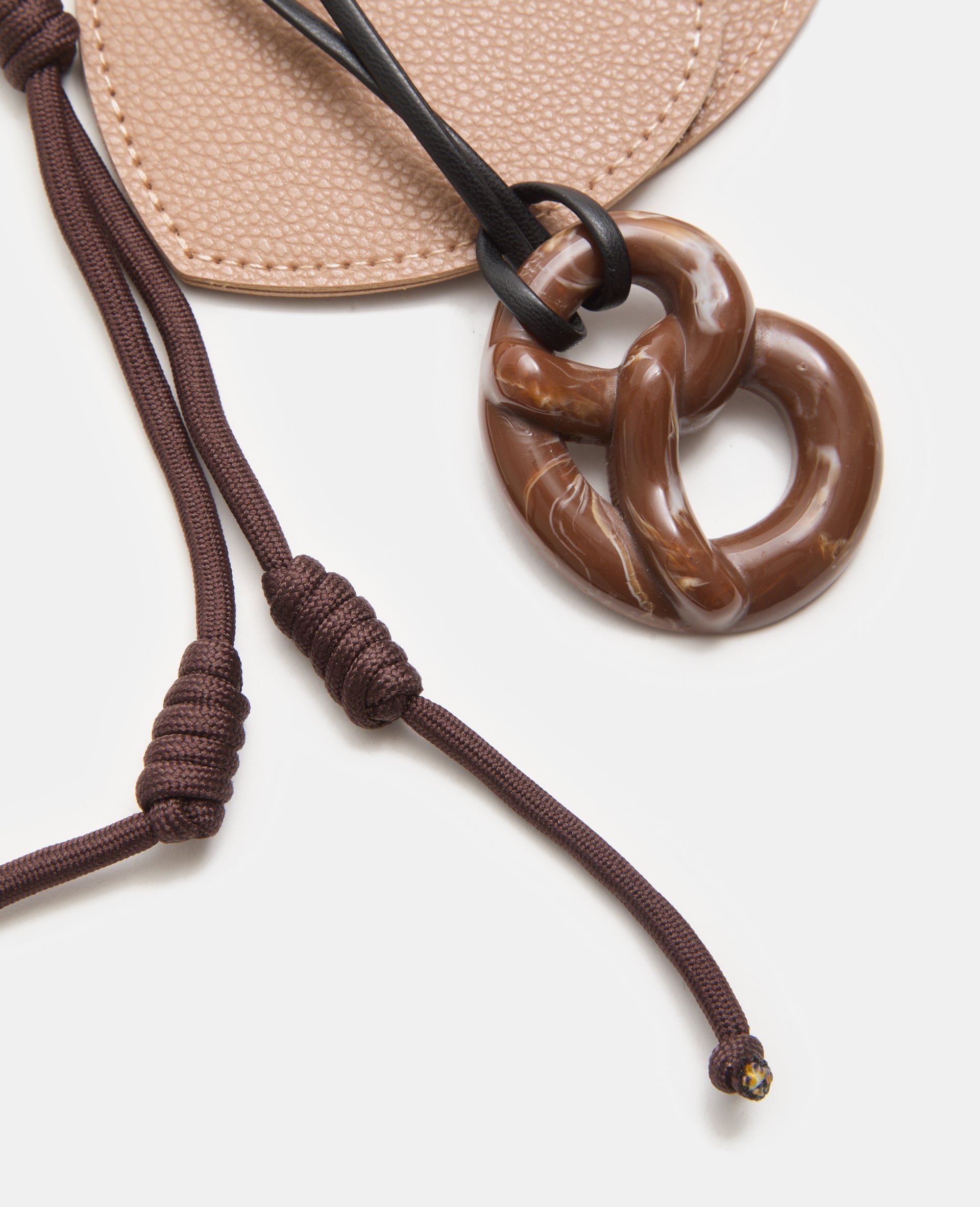 Déco de sac avec miroir cœur et bretzel