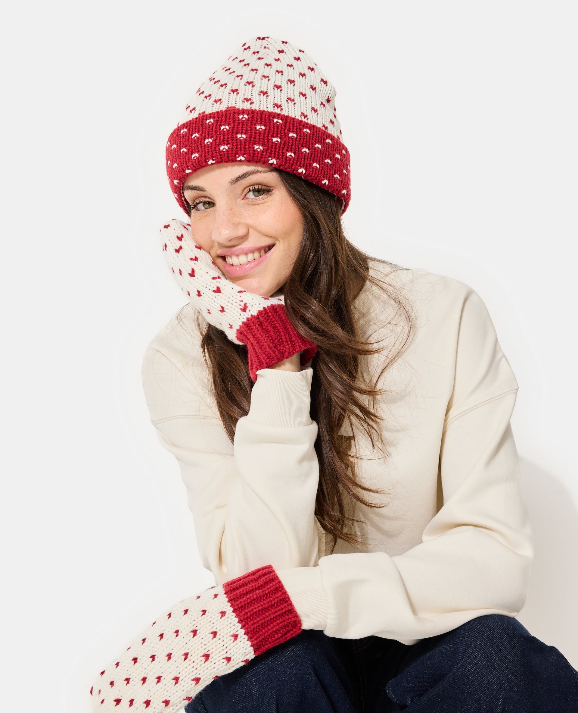 Bonnet en tricot avec cœurs