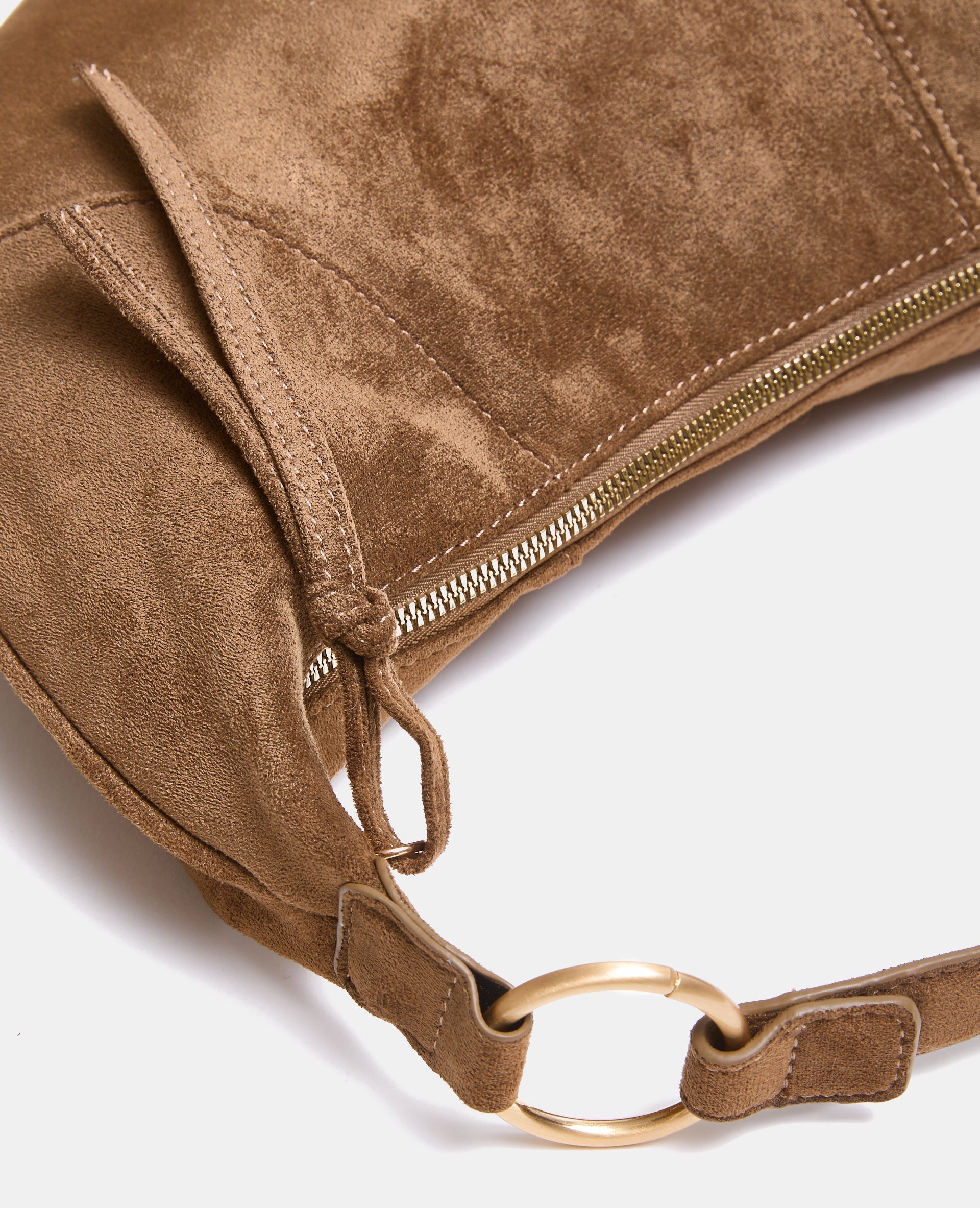 Sac demi-lune en suédine souple porté épaule