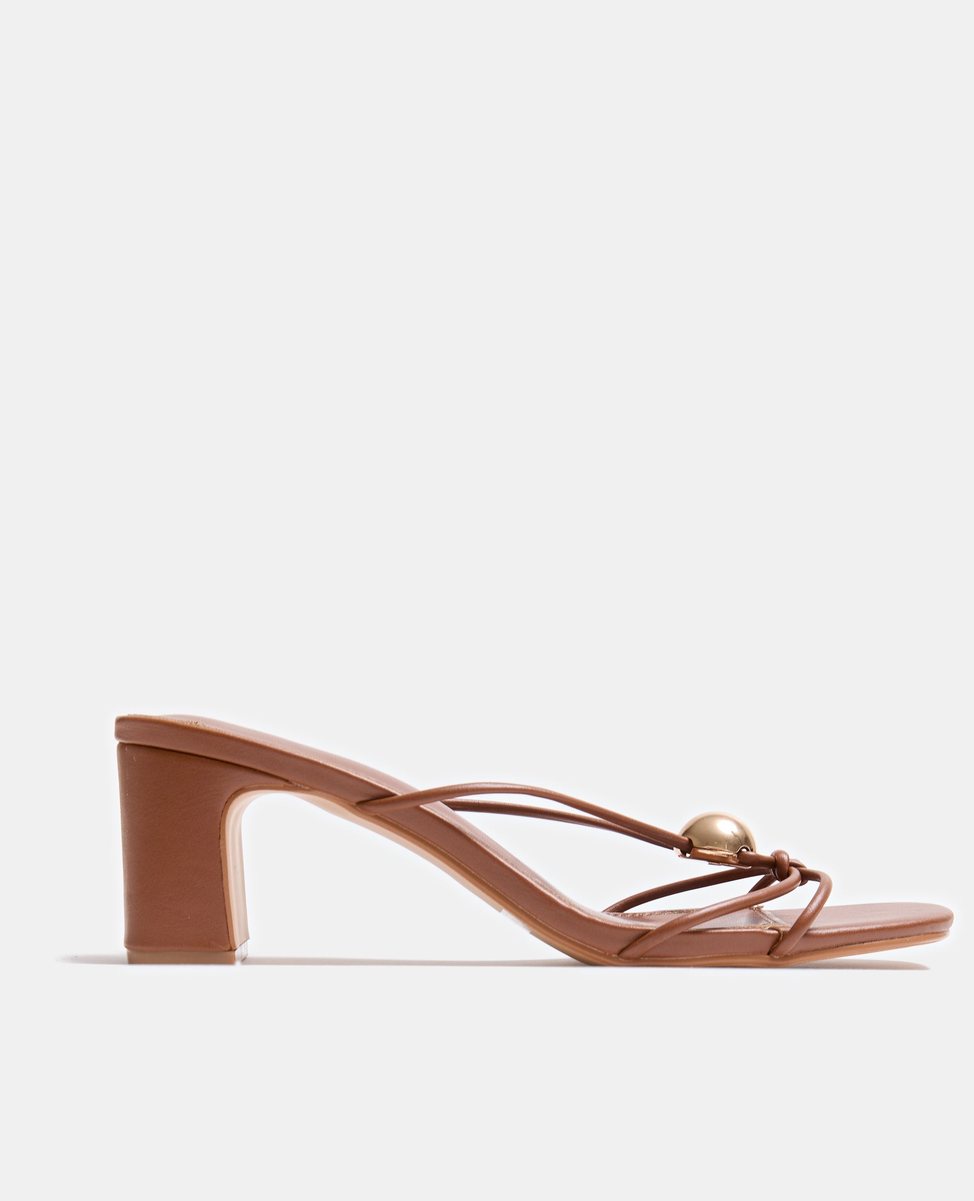 Mules à talon avec détail bille métallique