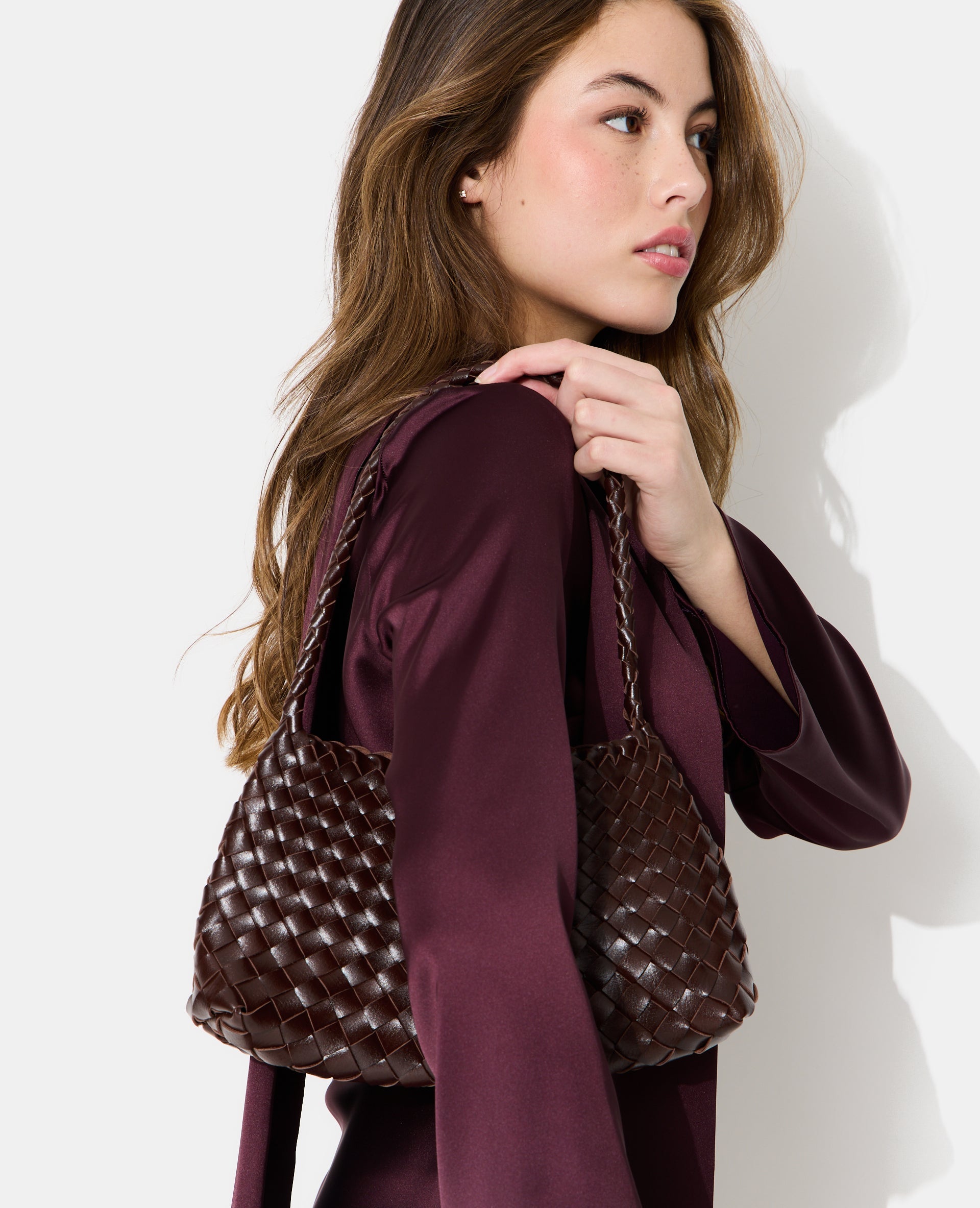 Sac en simili tressé porté épaule
