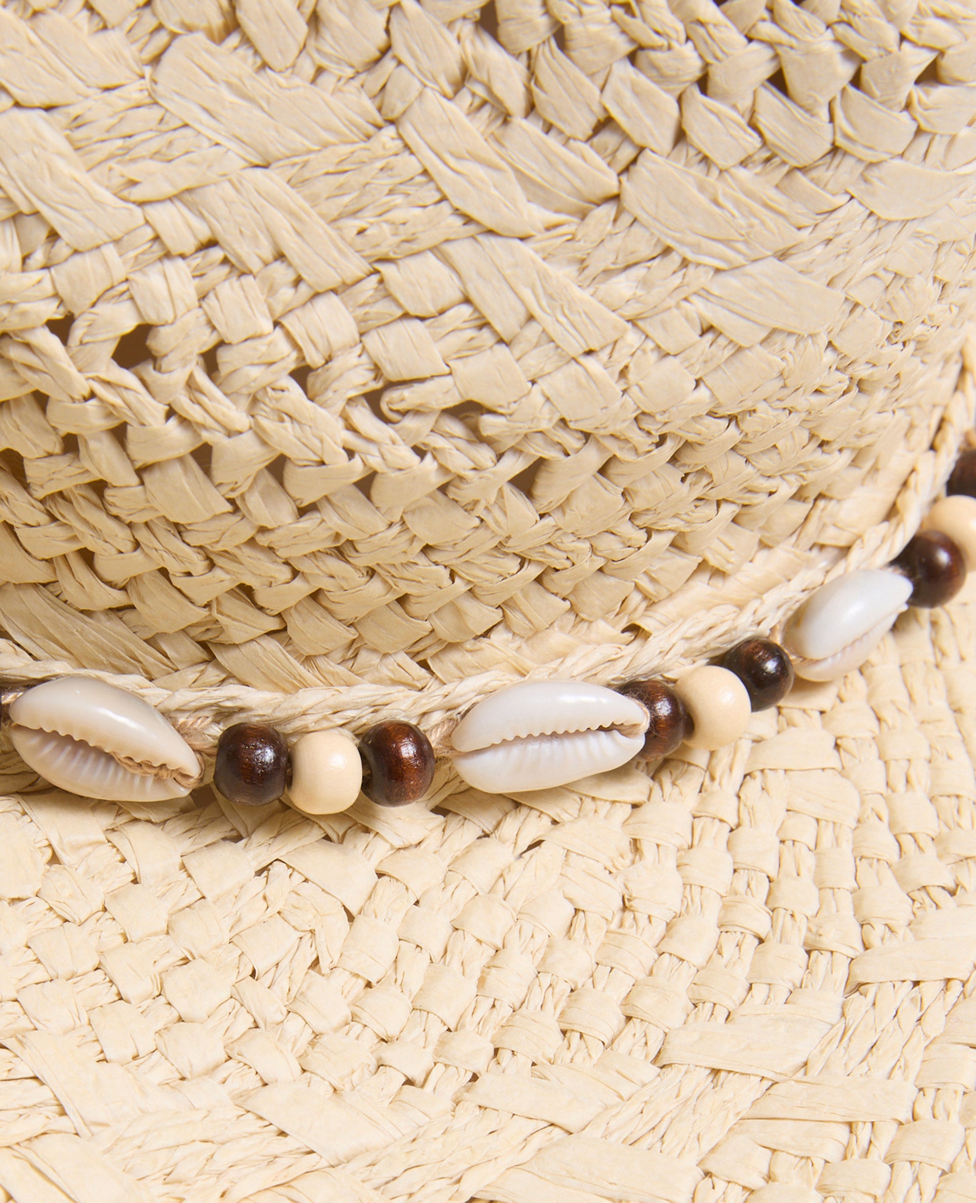 Chapeau de paille avec perles et coquillages