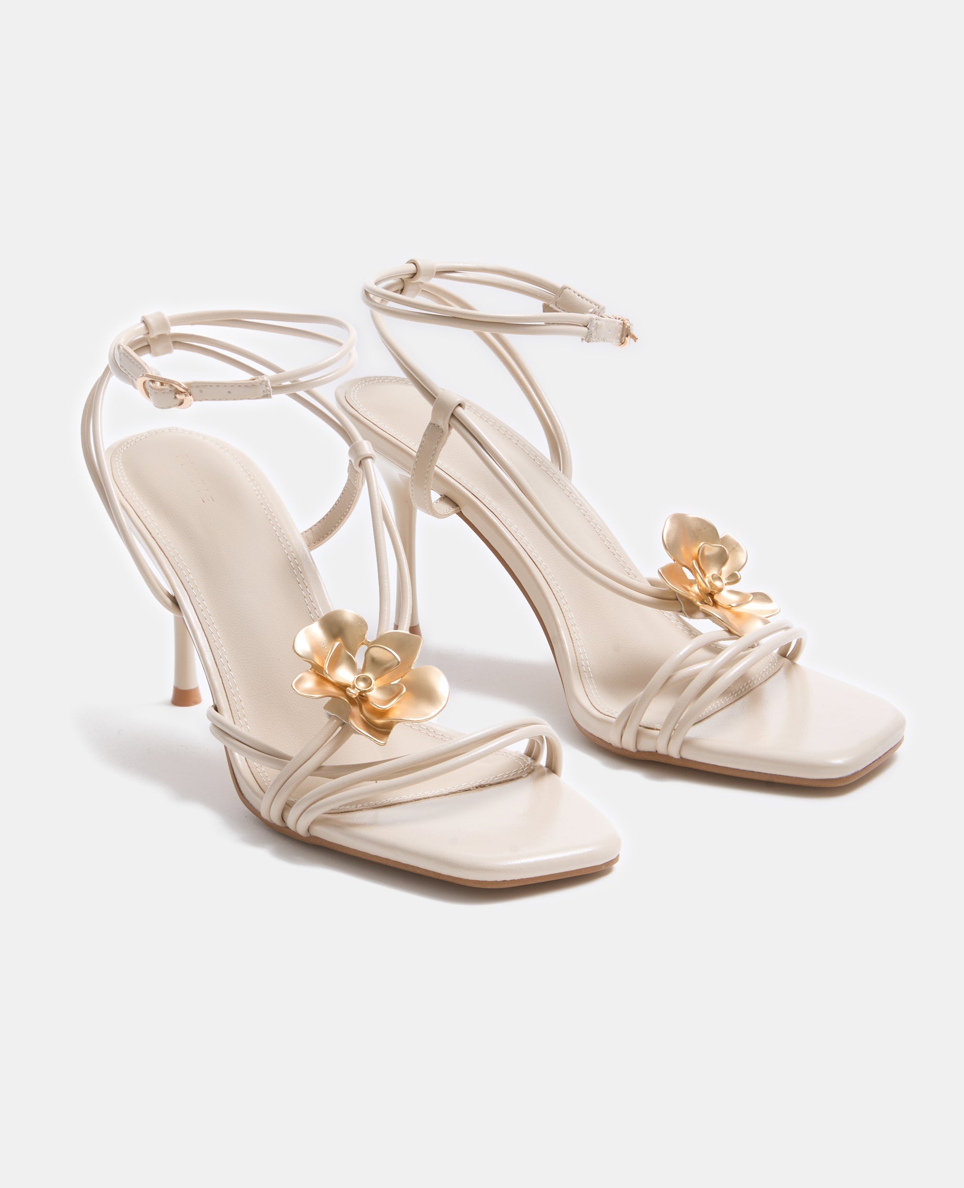 Paire de sandales à talon avec fleur métal