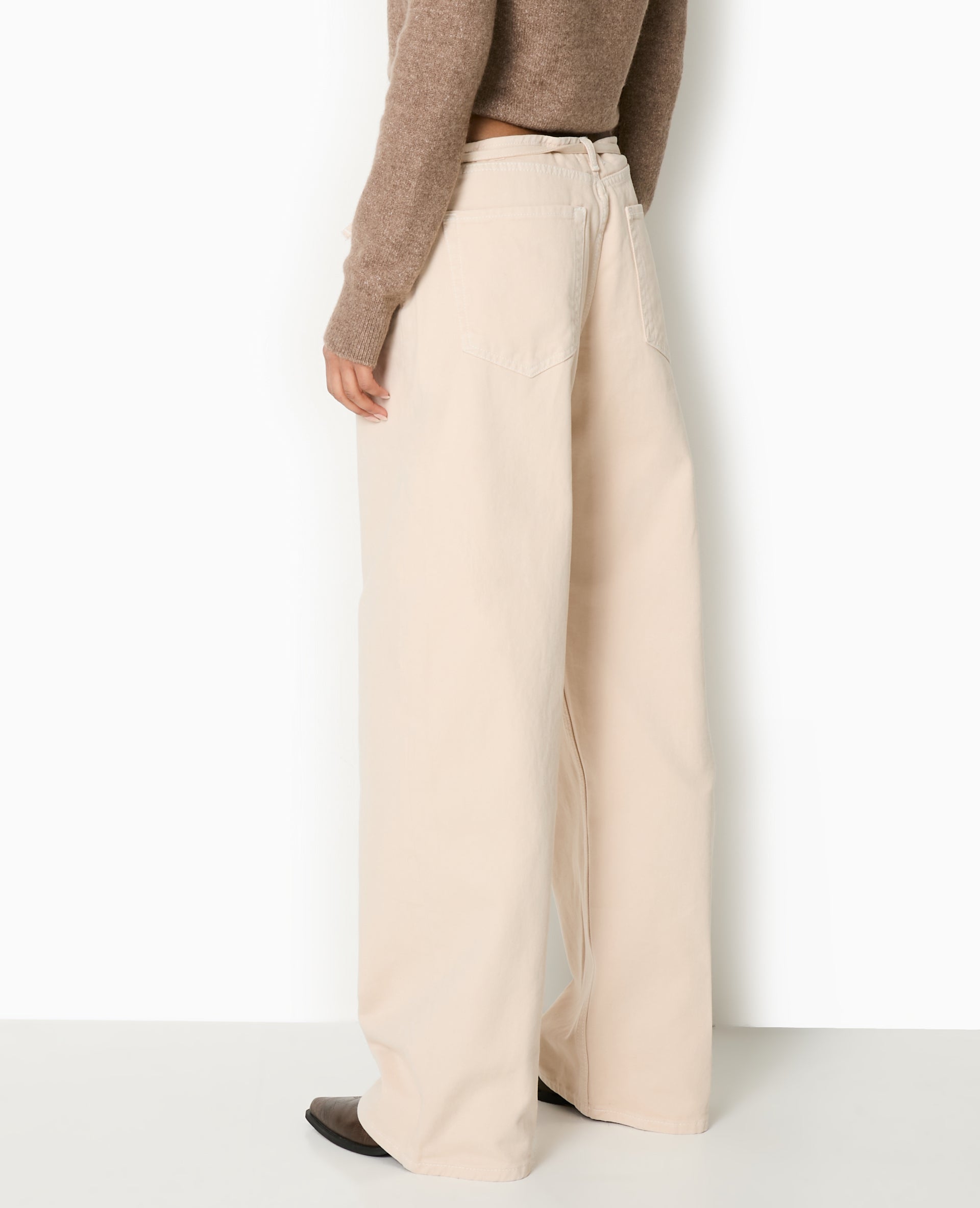 Jean droit taille basse avec ceinture à nouer