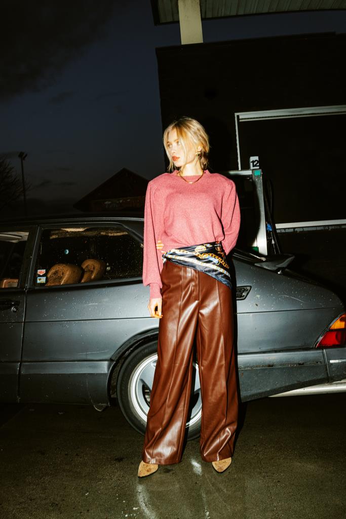 Pantalon droit en simili avec sur piqûres