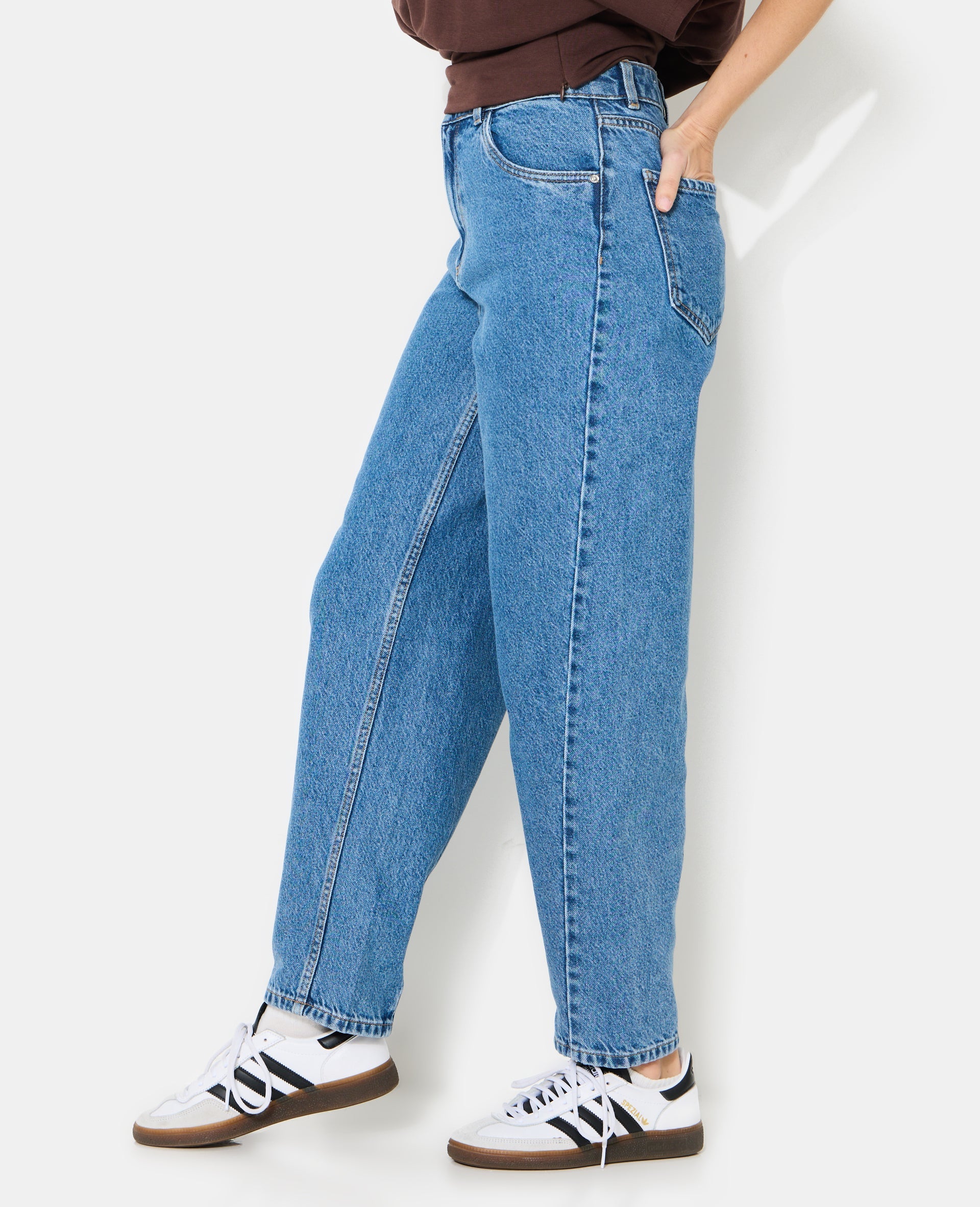 Jean barrel taille haute avec jeux de coutures