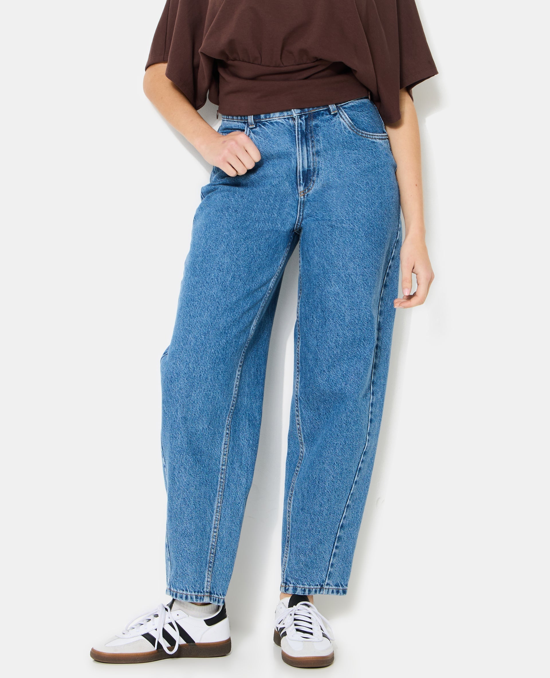 Jean barrel taille haute avec jeux de coutures