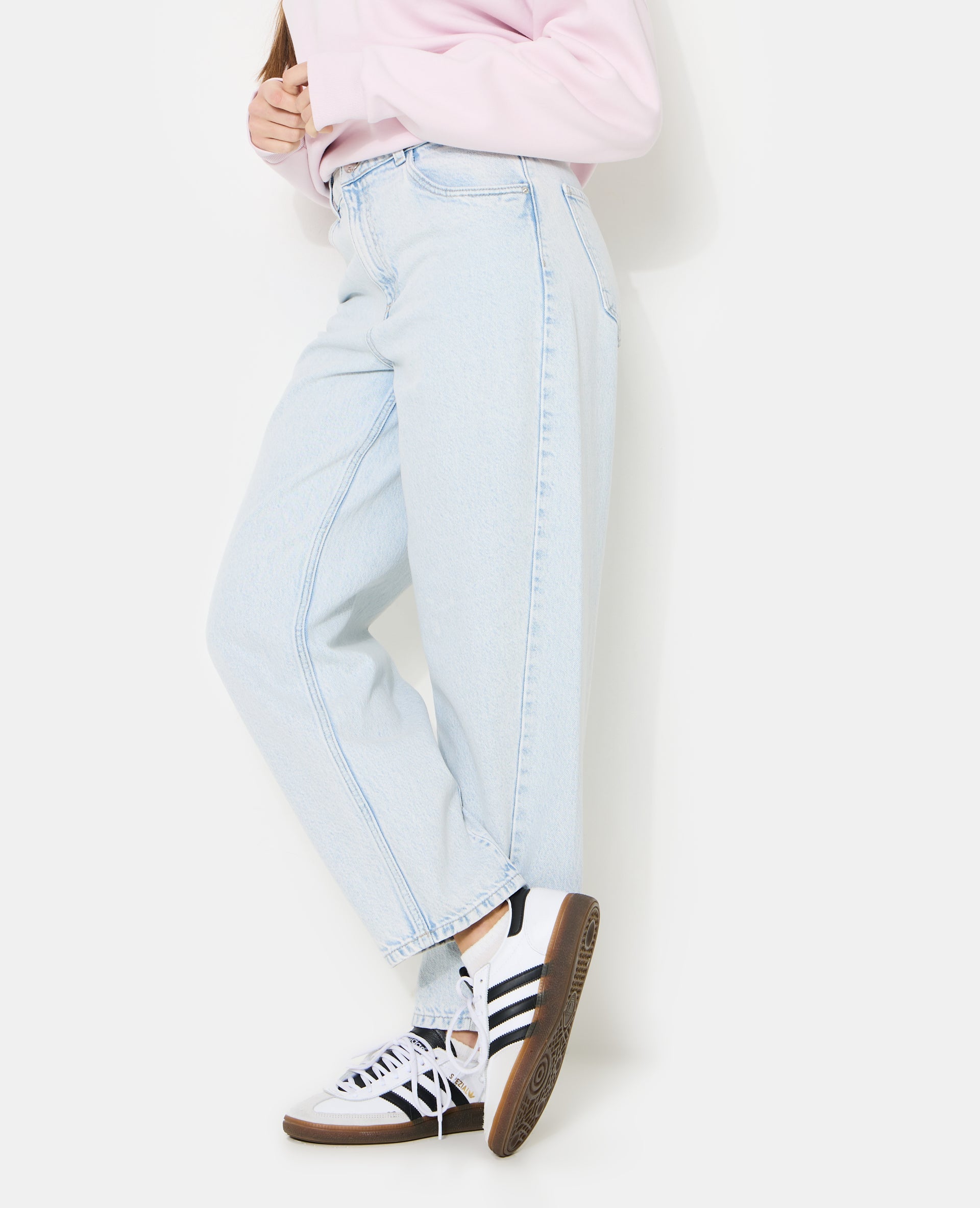 Jean barrel taille haute avec jeux de coutures