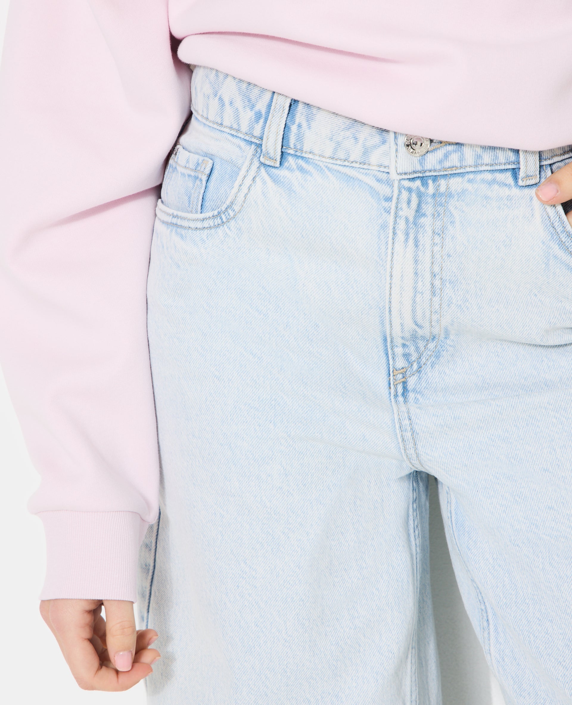 Jean barrel taille haute avec jeux de coutures