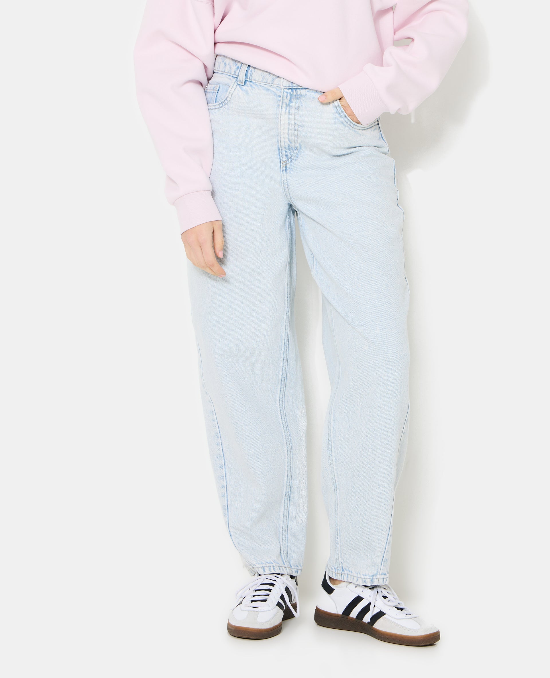 Jean barrel taille haute avec jeux de coutures