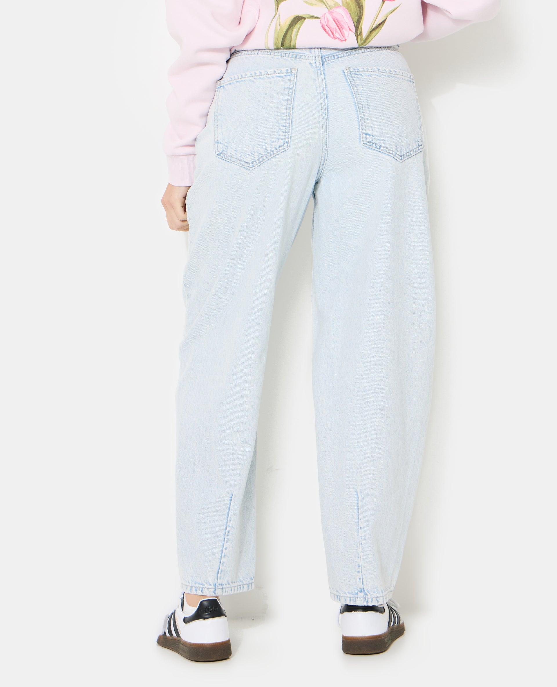 Jean barrel taille haute avec jeux de coutures