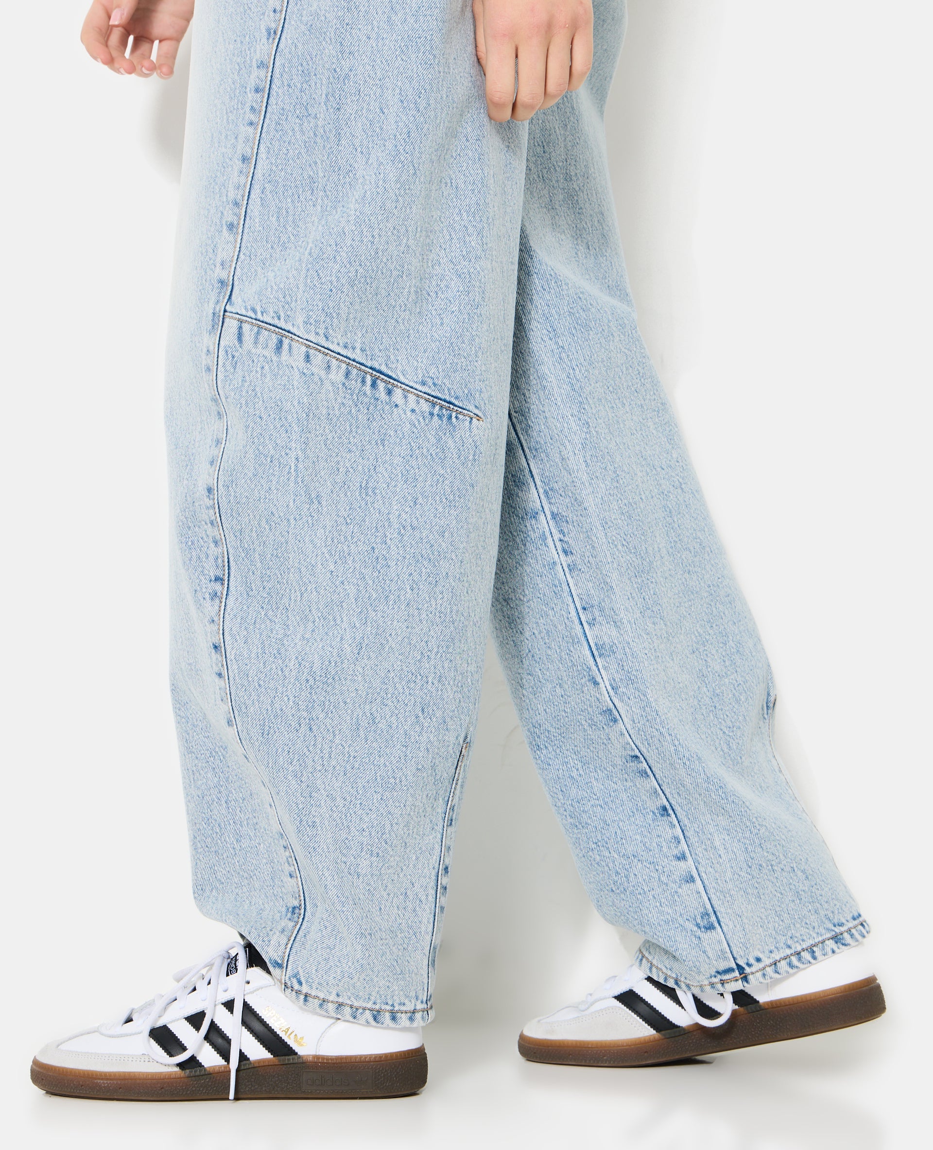 Jean barrel taille haute avec jeux de coutures