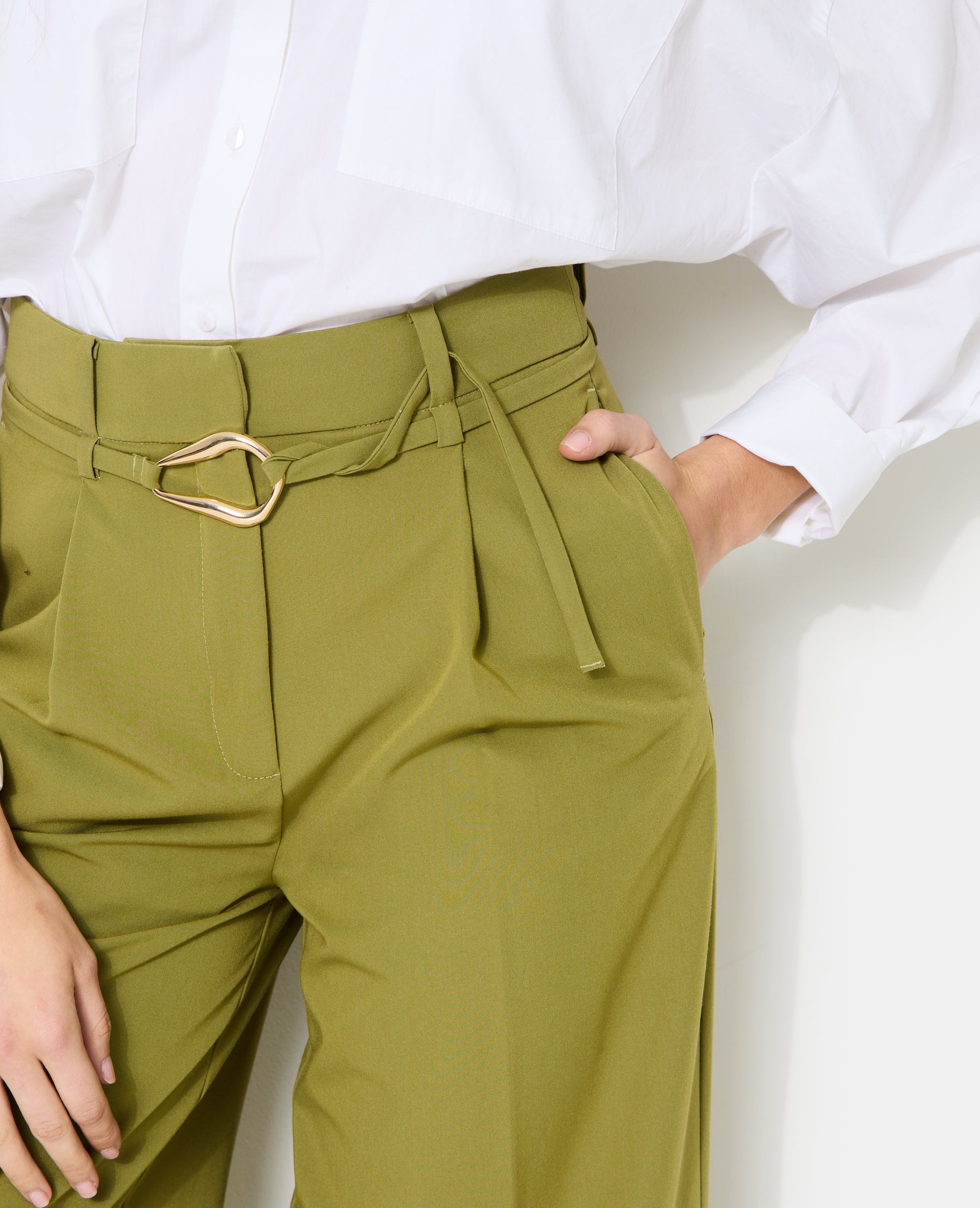 Pantalon droit avec ceinture et boucle fantaisie